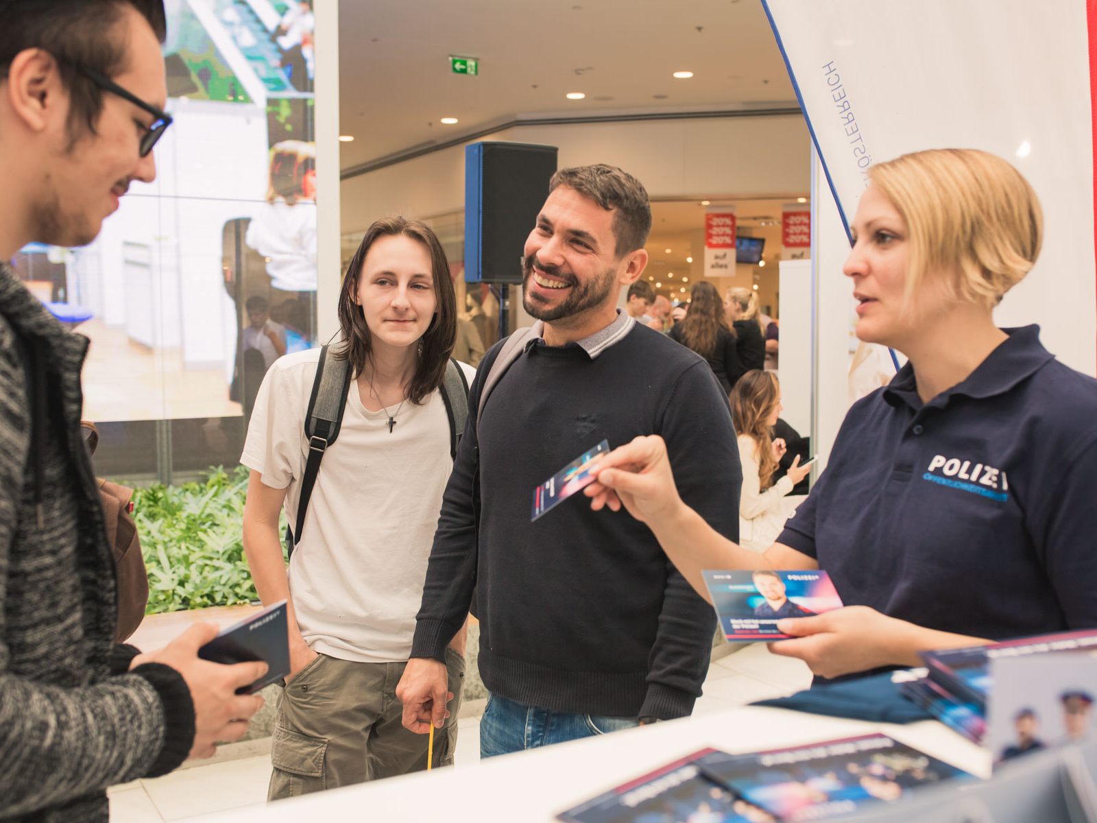 Rund 20 Unternehmen suchen bei der Jobmesse in der Westfield Shopping City Süd wieder Mitarbeiter. Rund 20 Unternehmen suchen bei der Jobmesse in der Westfield Shopping City Süd wieder Mitarbeiter.