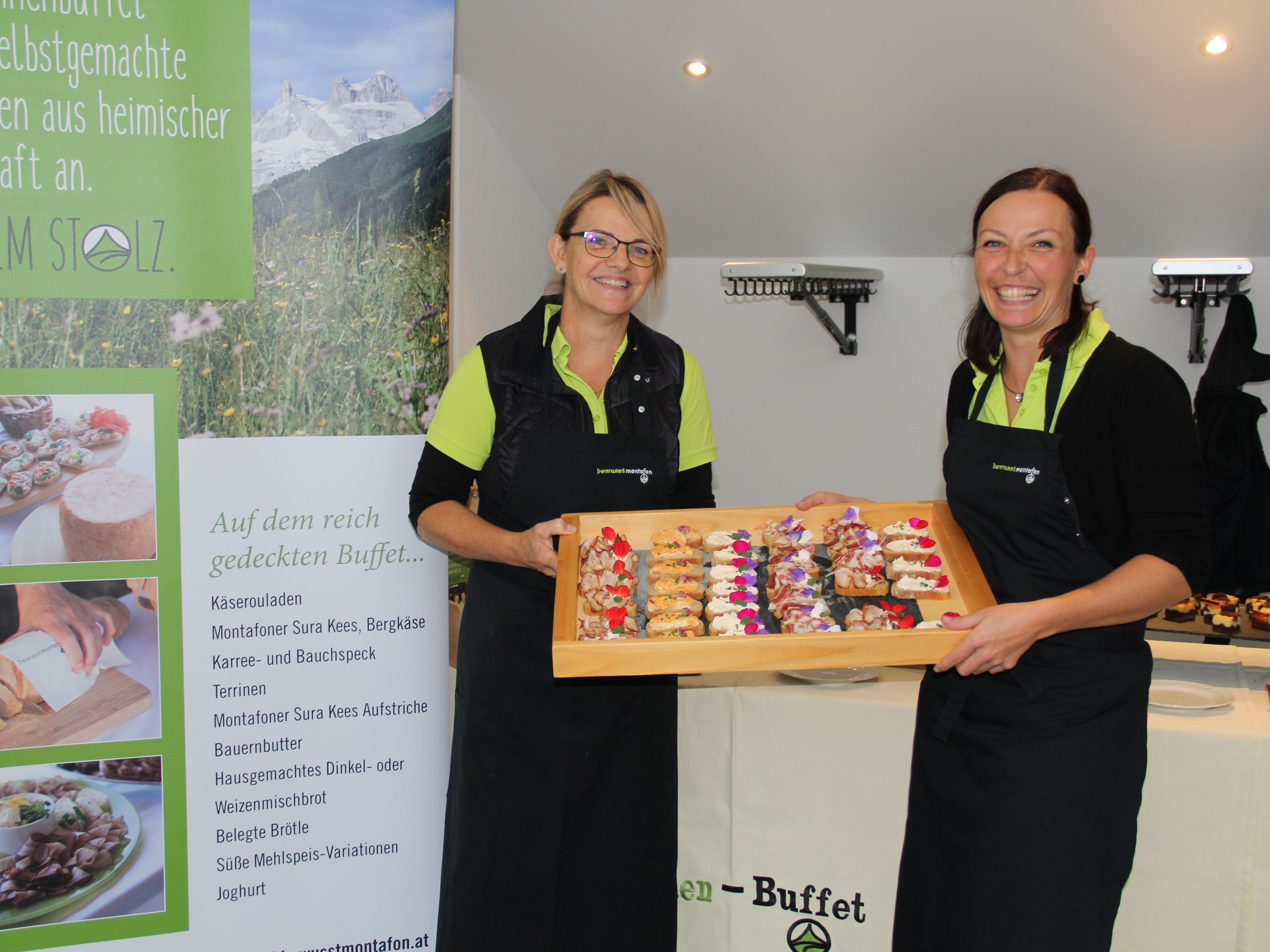 Die beiden Damen Yvonne Tschugmell und Petra Stemer waren für das bäuerliche Buffet verantwortlich. Die beiden Damen Yvonne Tschugmell und Petra Stemer waren für das bäuerliche Buffet verantwortlich.