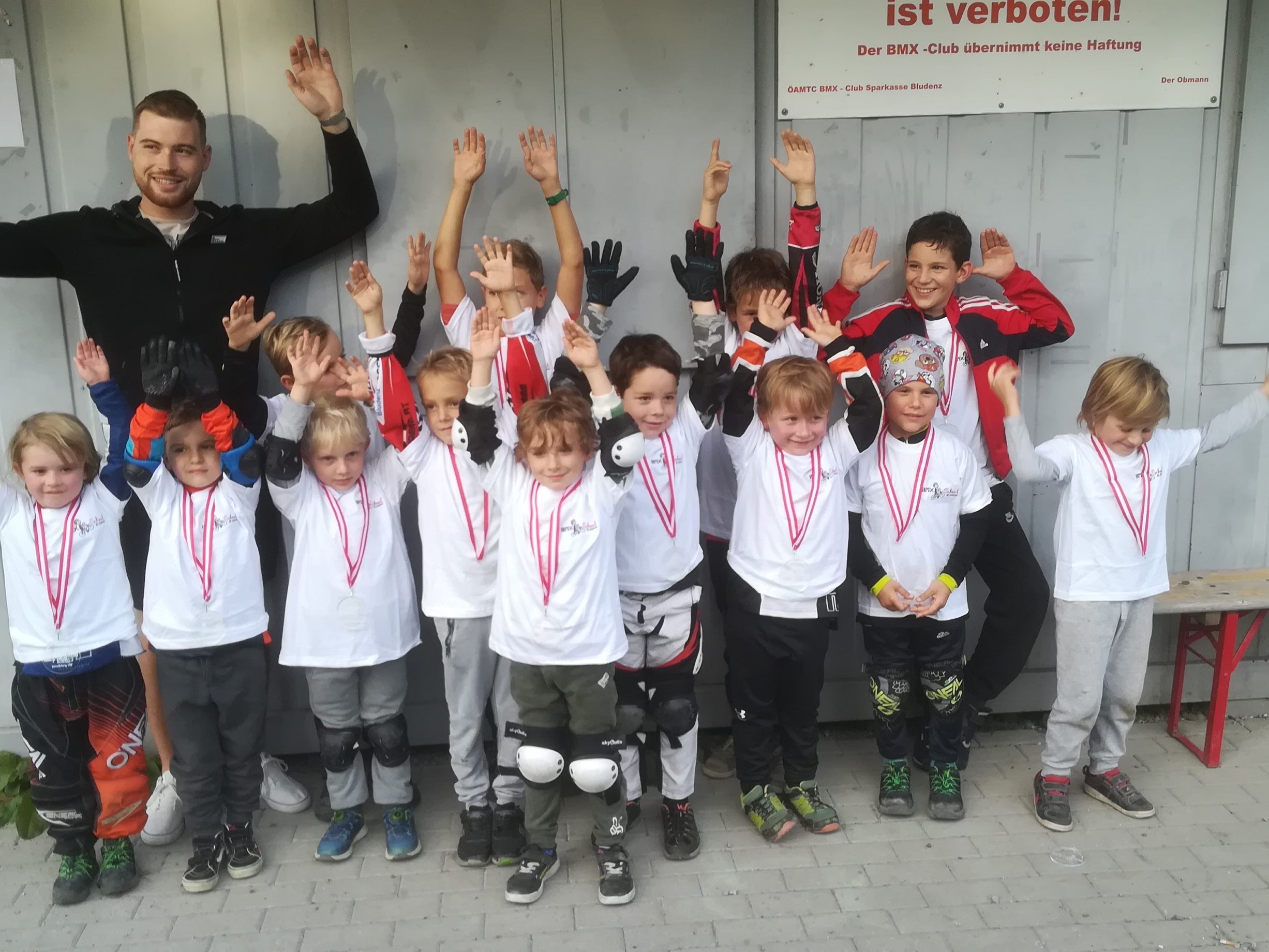 Große Freude bei den Absolventen und Trainer Noah Muther