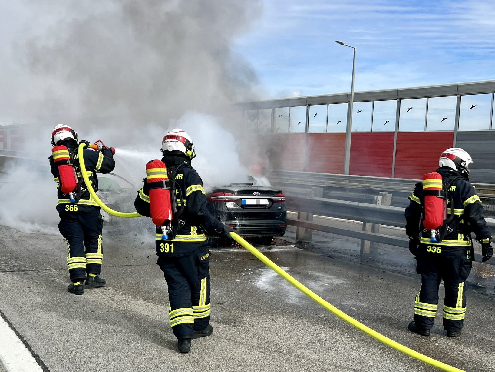 Am Mittwoch stand ein Fahrzeug auf der A2 Südautobahn Richtung Wien in Vollbrand. Am Mittwoch stand ein Fahrzeug auf der A2 Südautobahn Richtung Wien in Vollbrand.