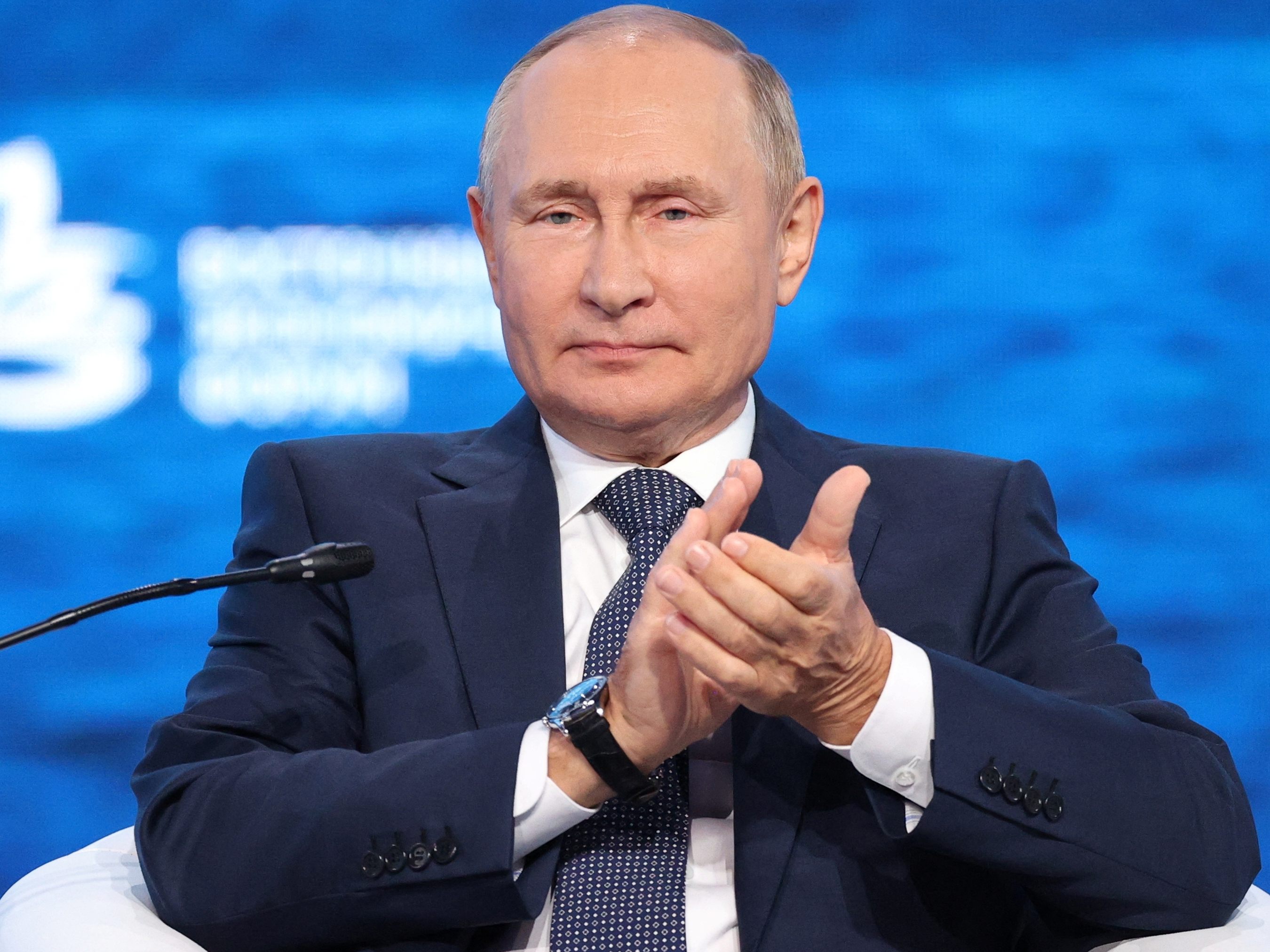 Bislang zeigte sich Vladimir Putin von innenpolitischer Opposition wenig beeindruckt. Bislang zeigte sich Vladimir Putin von innenpolitischer Opposition wenig beeindruckt.