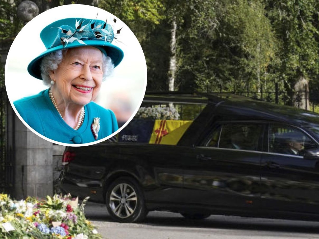 Am Sonntag fuhr der Bestattungswagen mit dem Sarg der Queen von Schloss Balmoral nach Edinburgh. Am Sonntag fuhr der Bestattungswagen mit dem Sarg der Queen von Schloss Balmoral nach Edinburgh.