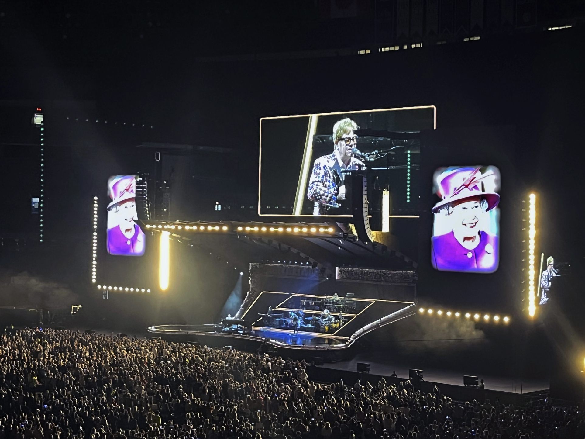 Sir Elton John sang bei einem Konzert in Toronto für die verstorbene Queen.
