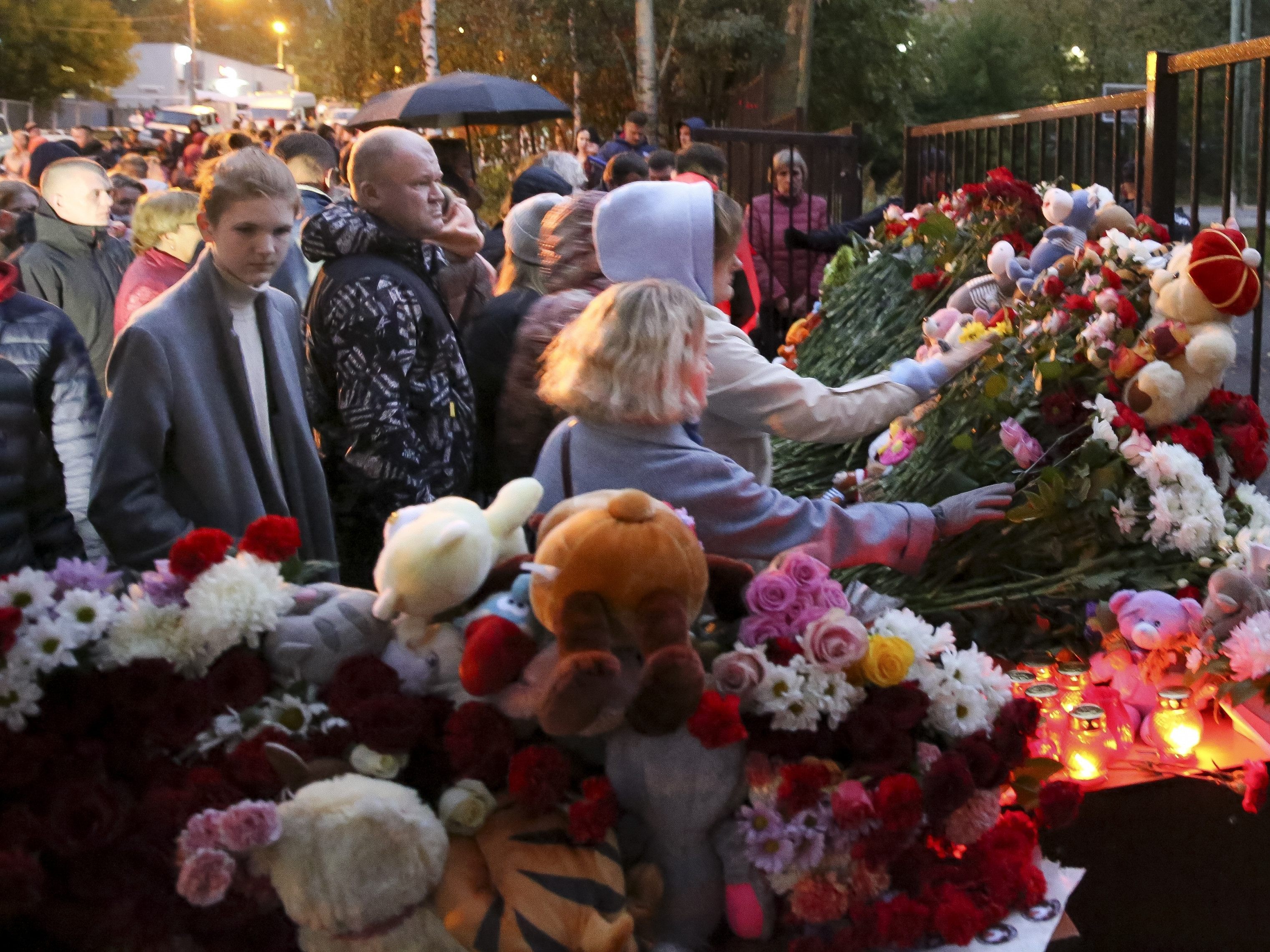 Bei dem Amoklauf kamen 17 Menschen ums Leben, darunter 11 Kinder. Bei dem Amoklauf kamen 17 Menschen ums Leben, darunter 11 Kinder.