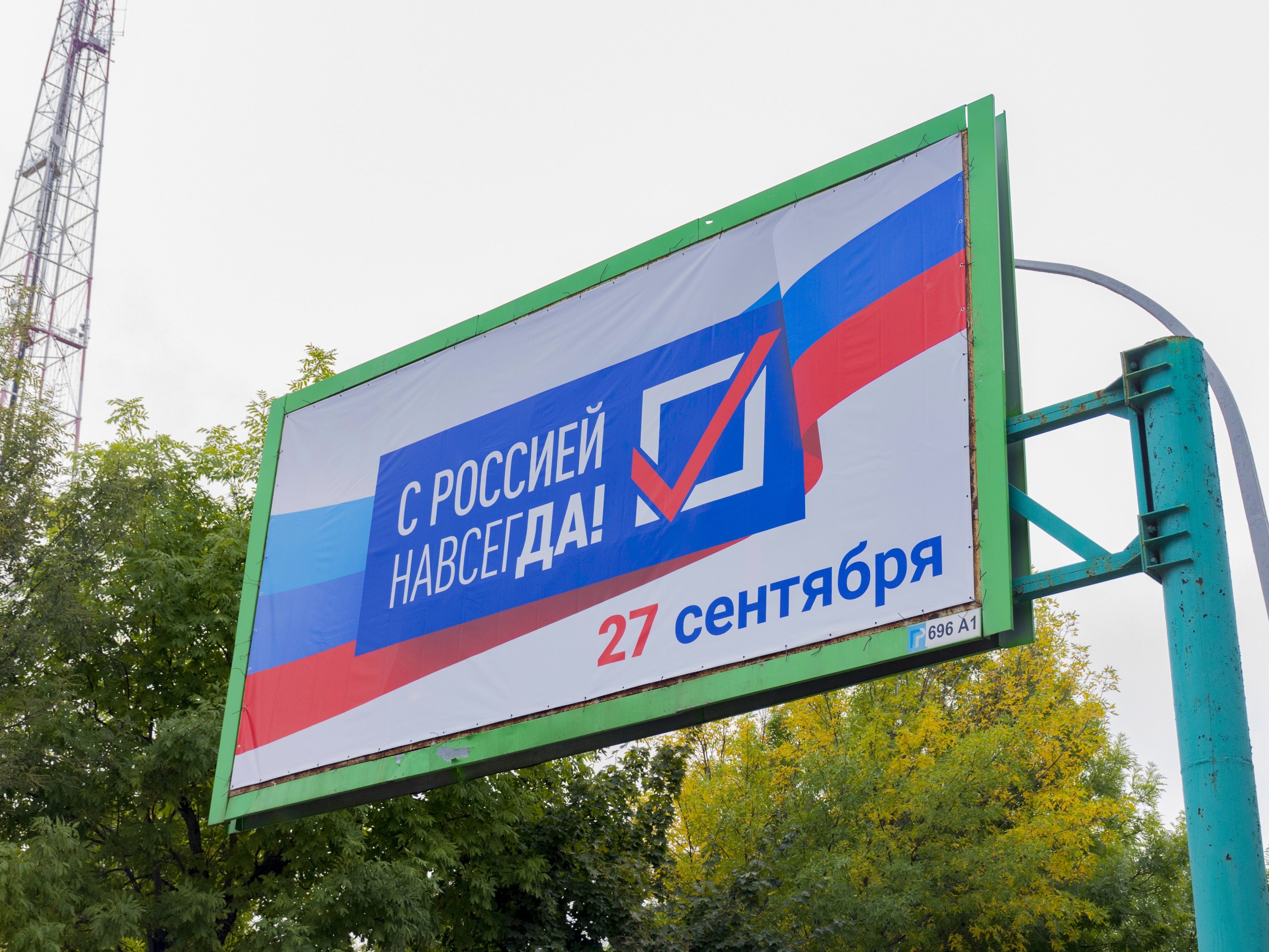 "Mit Russland für immer" ist auf einem Plakat zu lesen. Am Freitag fiel in der Ukraine der Startschuss für Scheinreferenden gefallen.