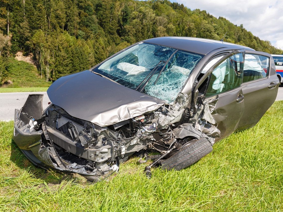 Zwei Fahrzeuge wurden bei dem Unfall beschädigt.