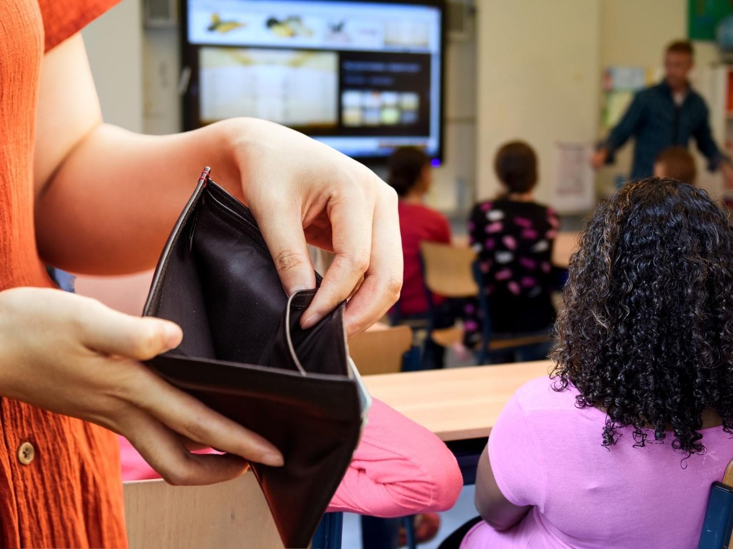 Schulausstattung, Ausflüge usw. - für viele Eltern kaum noch leistbar.