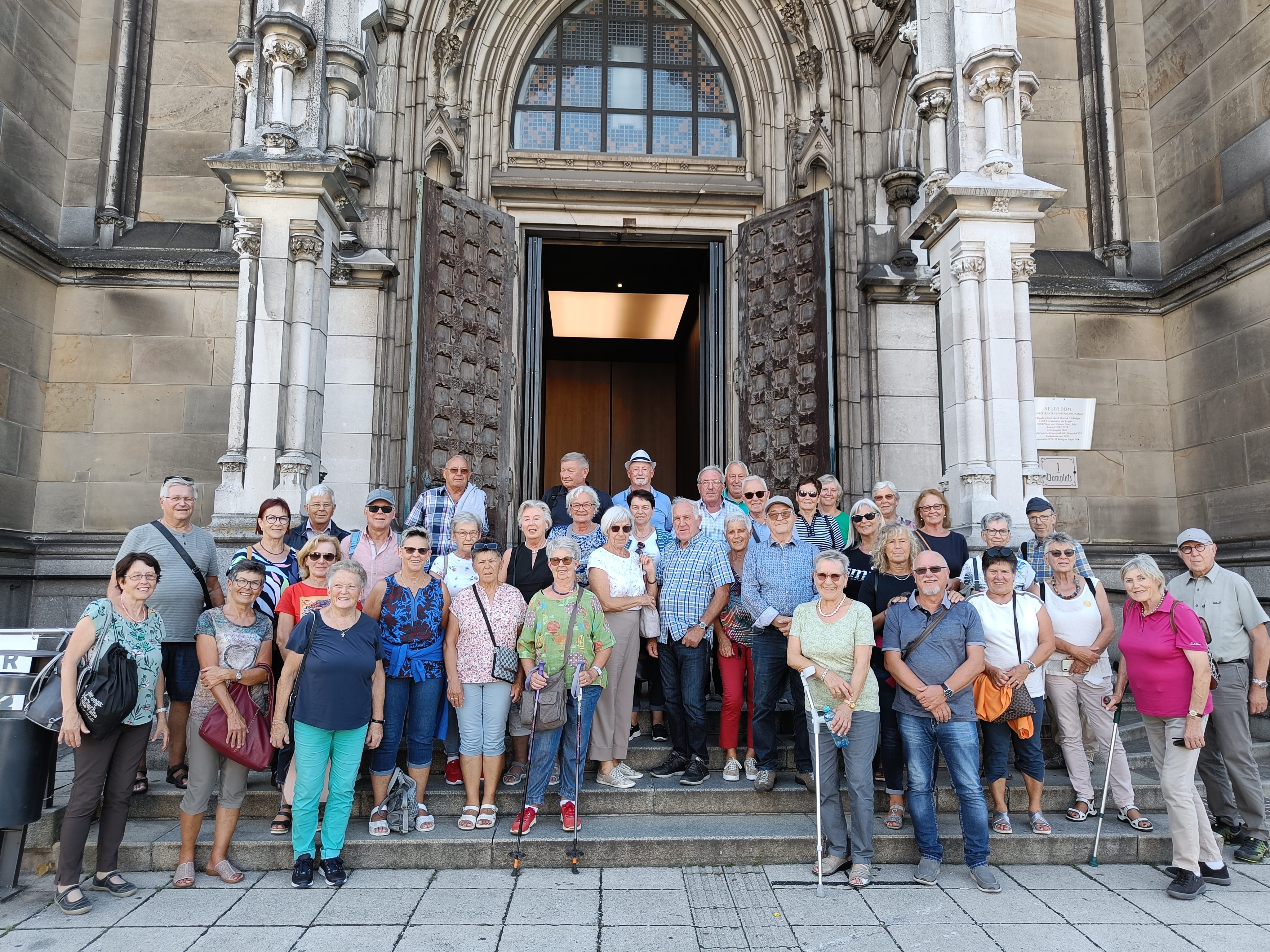Seniorenbund Weiler vor dem neuen Linzer Dom Seniorenbund Weiler vor dem neuen Linzer Dom