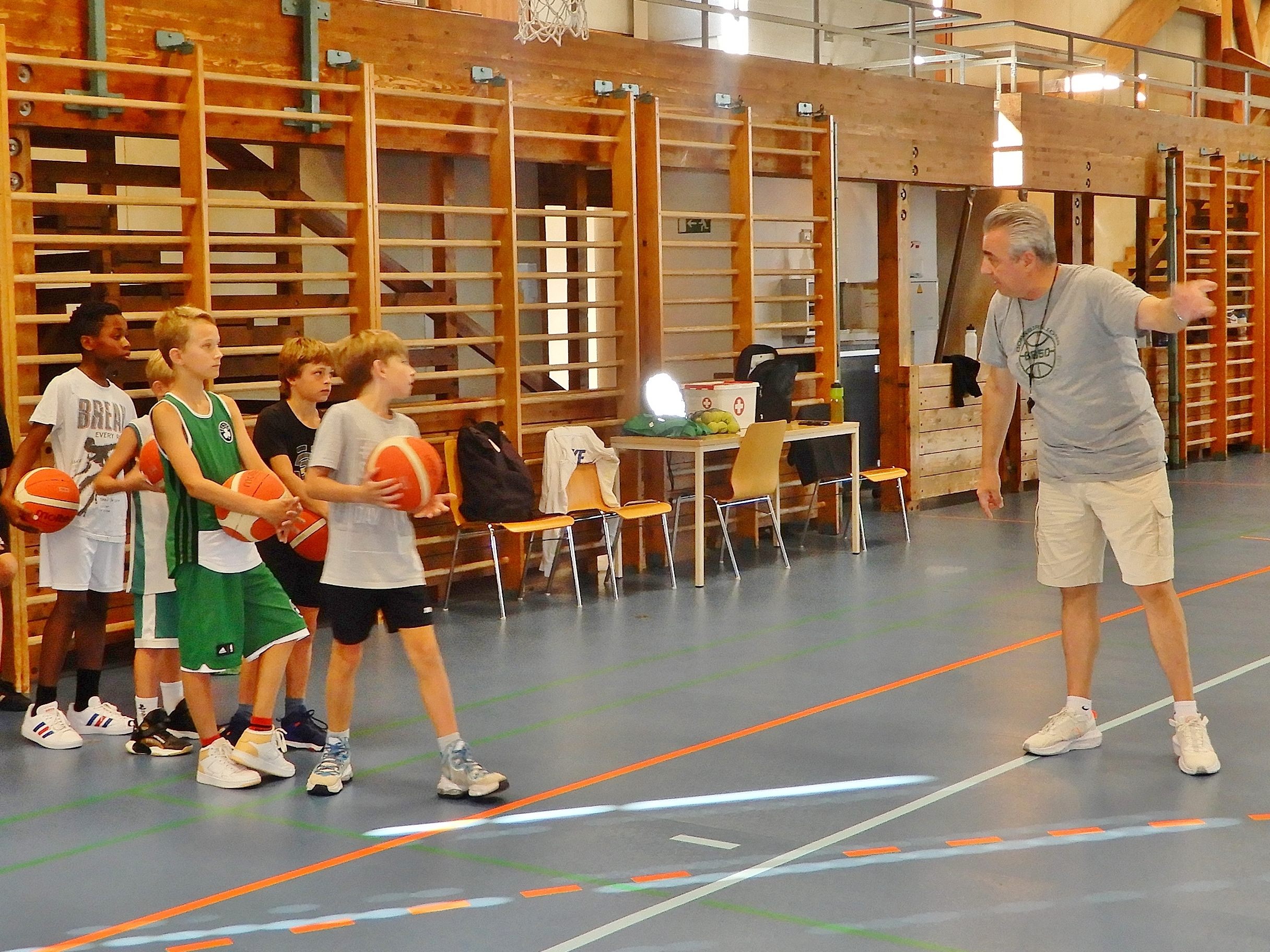 Mit viel Leidenschaft waren Coaches als auch Teilnehmer beim diesjährigen Basketball-Sommercamp der Dornbirn Lions bei der Sache. Mit viel Leidenschaft waren Coaches als auch Teilnehmer beim diesjährigen Basketball-Sommercamp der Dornbirn Lions bei der Sache.