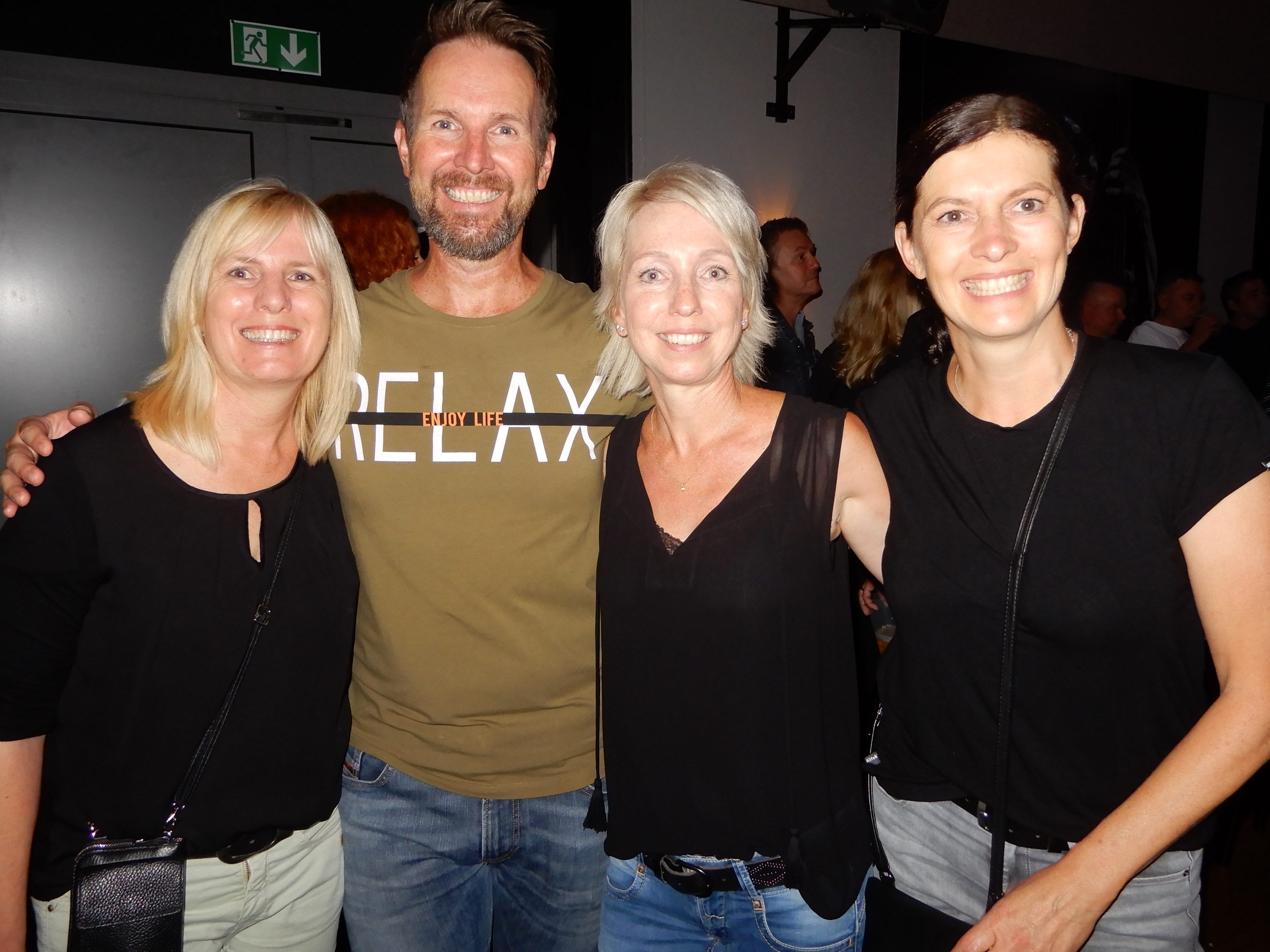 Andere Location, gleiche Top-Stimmung - die Gäste genossen in der T!VOLI Bar eine gelungene Premiere der Pop and Wave Party. Andere Location, gleiche Top-Stimmung - die Gäste genossen in der T!VOLI Bar eine gelungene Premiere der Pop and Wave Party.