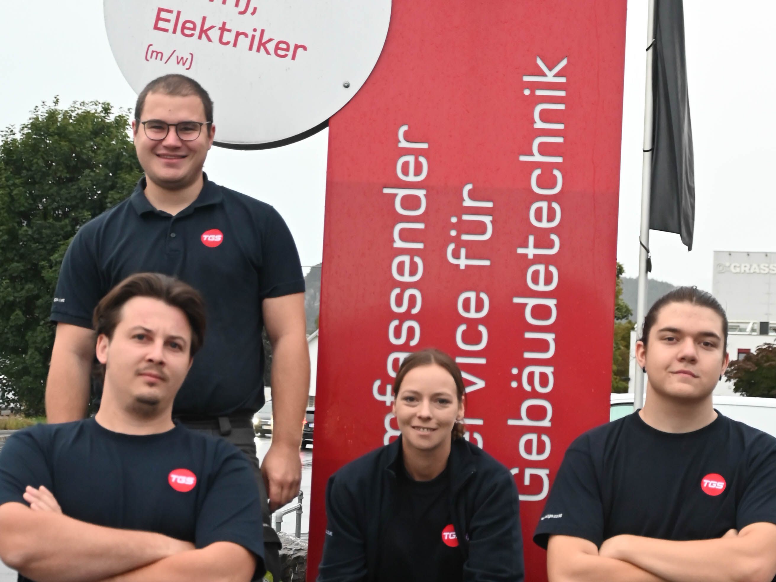 TGS, Full-Service-Anbieter für Gebäudetechnik, setzt auf die eigene Fachkräfteausbildung: Vier neue Lehrlinge beginnen im Herbst 2022 ihre Ausbildung als Heizungs- bzw. Kältetechniker. (Krankheitsbedingt sind 4 der insgesamt 5 Lehrlinge abgebildet.)