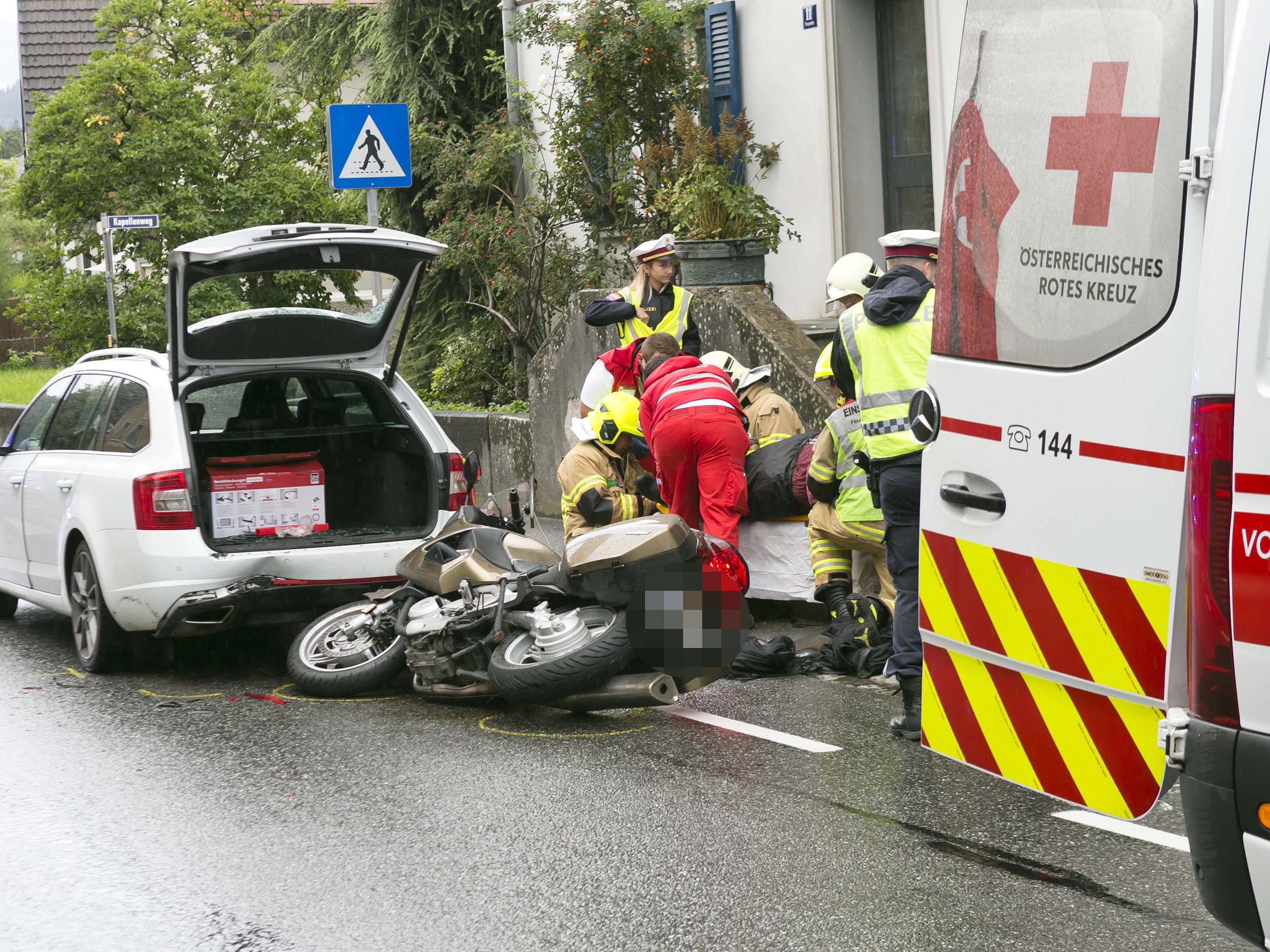 Motorrad und Auto kollidierten.