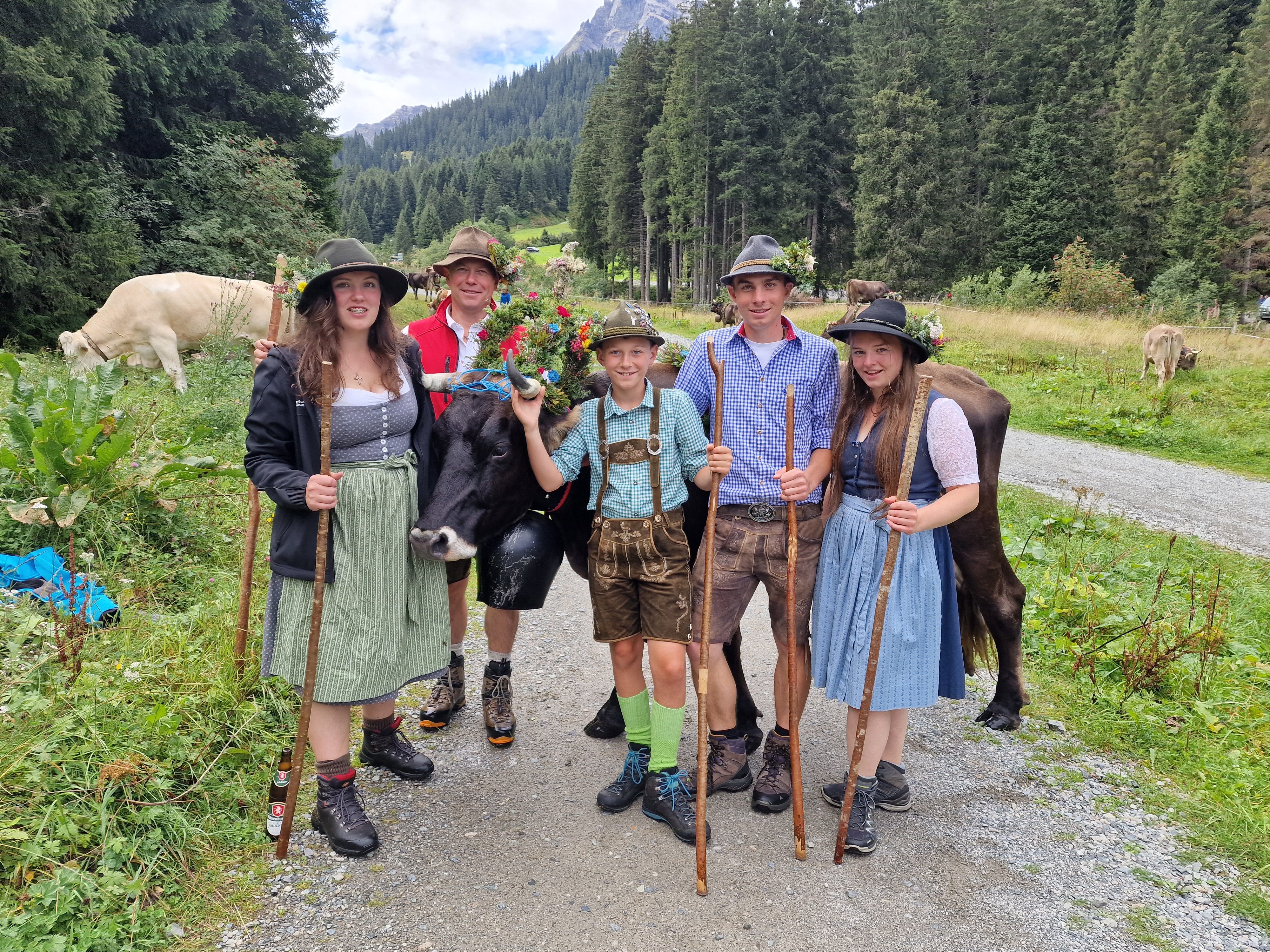 Leonie Hinterbichler, Alpmeister Bertram Netzer (rotes Jacket), Johannes Tschofen, Isabella und Thomas Zierer mit Kolli Leonie Hinterbichler, Alpmeister Bertram Netzer (rotes Jacket), Johannes Tschofen, Isabella und Thomas Zierer mit Kolli