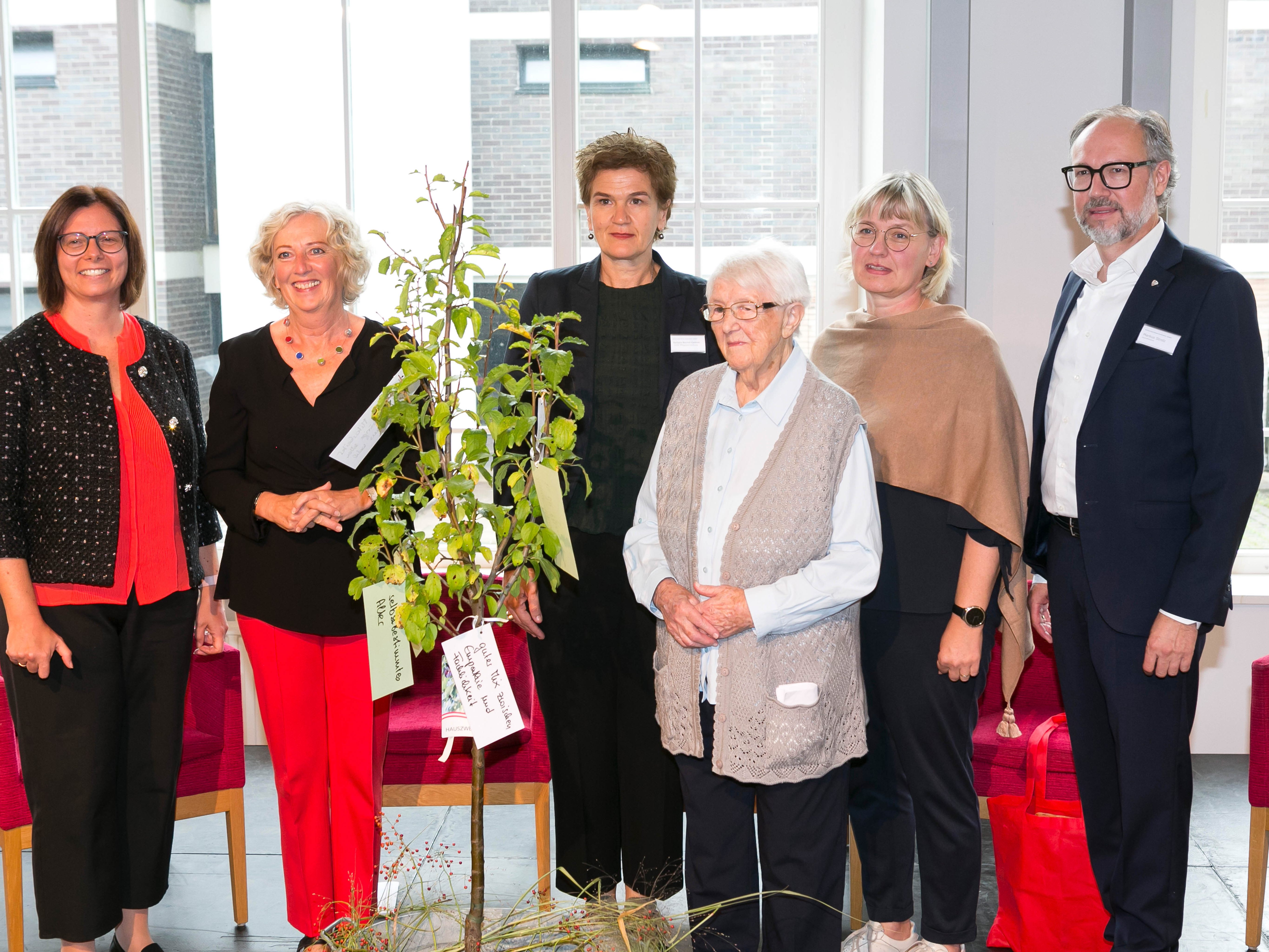 Bgm. Katharina Wöß-Krall, LR Katharina Wiesflecker, Pflegedienstleiterin Barbara Bischof-Gantner, Bewohnerin Anna Bertsch, Silvia Greber (Angehörige eines Bewohners), Geschäftsführer Markus Strolz © Dietmar Mathis