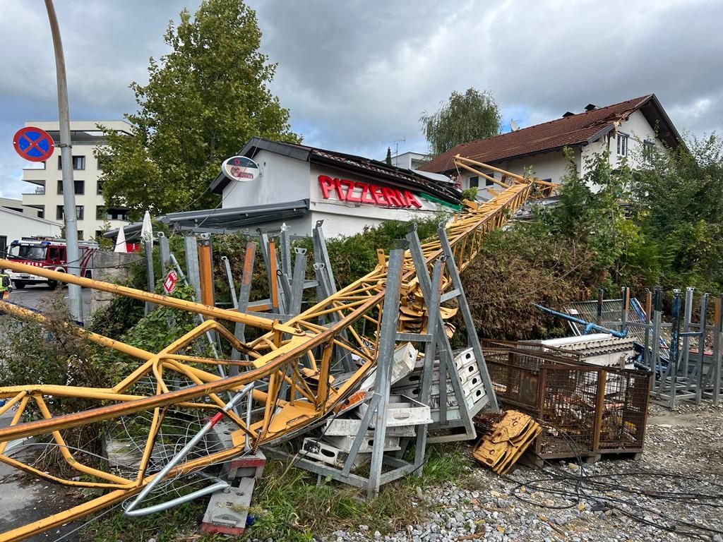 Baukran in Lochau umgestürzt.
