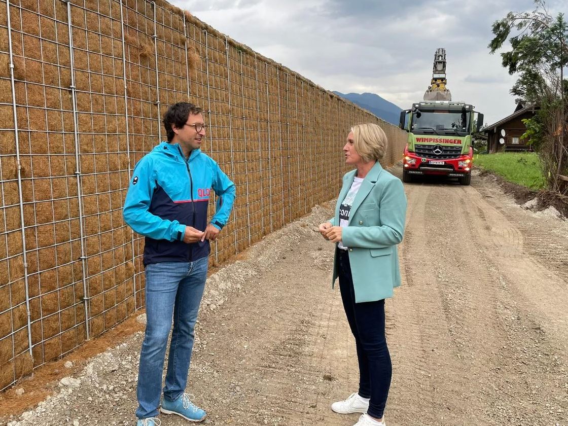 Begrünungsexperte Stefan Gieselbrecht im Gespräch mit Elisabeth Mair (Regionalleiterin ASFINAG Bau Management GmbH) vor der innovativen Lärmschutzwand. Begrünungsexperte Stefan Gieselbrecht im Gespräch mit Elisabeth Mair (Regionalleiterin ASFINAG Bau Management GmbH) vor der innovativen Lärmschutzwand.