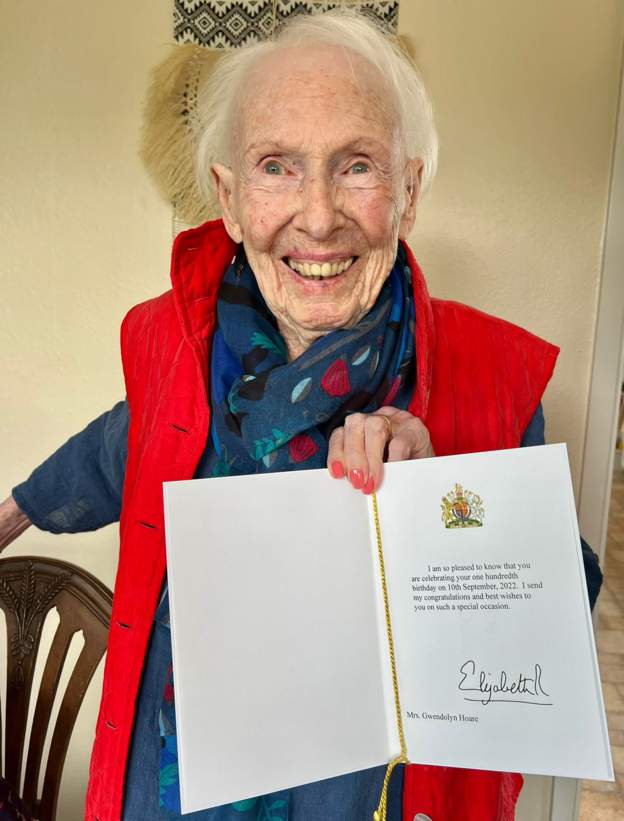 Pünktlich zum Ehrentag erhielt die 100-Jährige tätsächlich noch ein Telegramm der Queen. Pünktlich zum Ehrentag erhielt die 100-Jährige tätsächlich noch ein Telegramm der Queen.