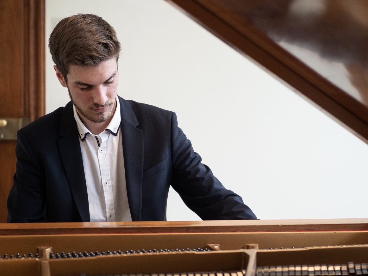 Dominic Chamot gehört zu den erfolgreichsten Pianisten seiner Generation. Dominic Chamot gehört zu den erfolgreichsten Pianisten seiner Generation.
