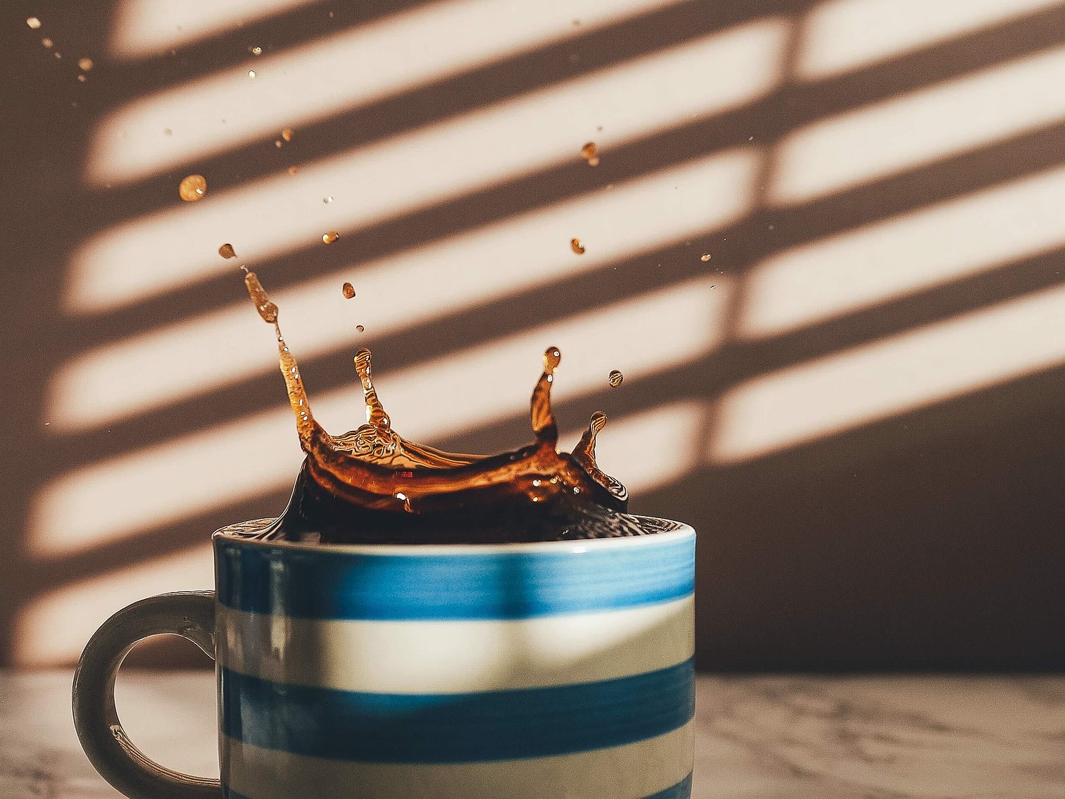 Aus diesem Grund soll man mit dem ersten Kaffee nach dem Aufstehen warten.