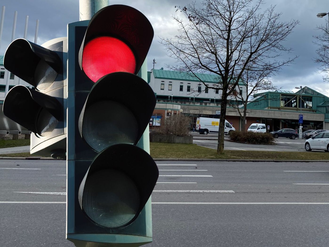 Pkw fuhr bei Rot über die Kreuzung - Radfahrerin stürzte.