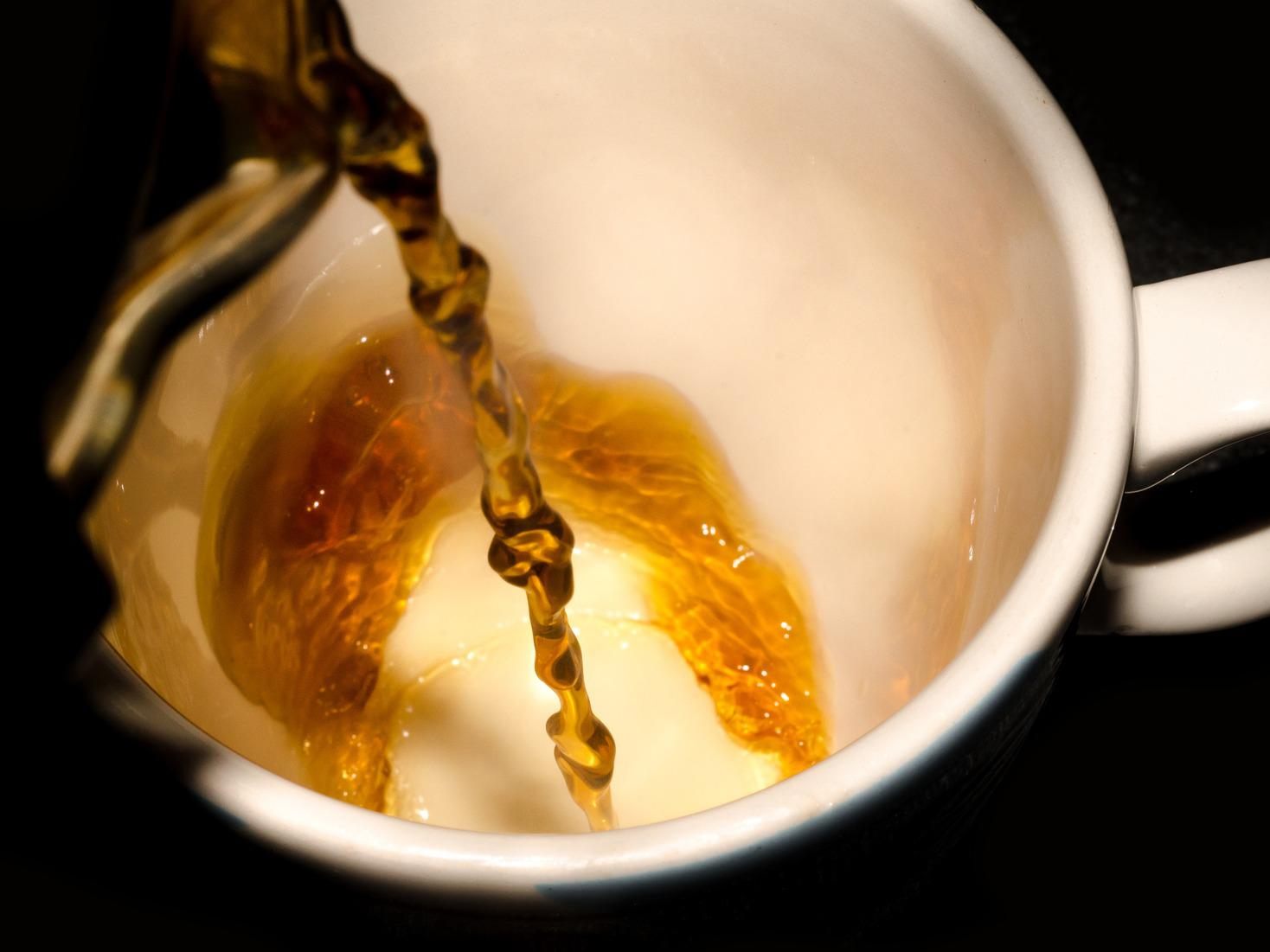 Damit dunkle Kleidung nicht verblasst, kann Kaffee zur Wäsche gegeben werden. Damit dunkle Kleidung nicht verblasst, kann Kaffee zur Wäsche gegeben werden.