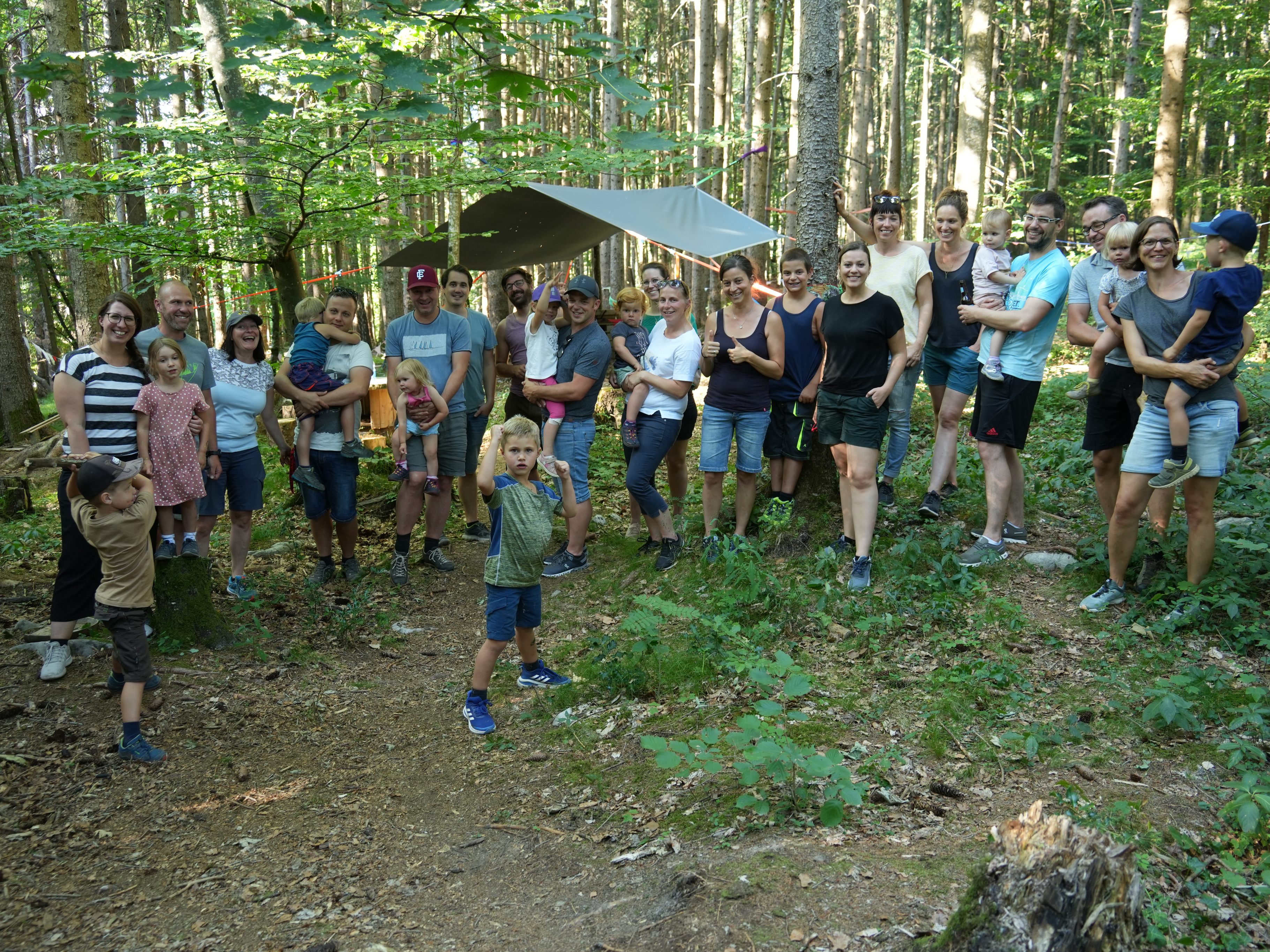 Mit einem Grillfest haben sich Gemeinde und Kindergarten-Team bei den Eltern für ihr wunderbares Wald-Engagement bedankt. Mit einem Grillfest haben sich Gemeinde und Kindergarten-Team bei den Eltern für ihr wunderbares Wald-Engagement bedankt.