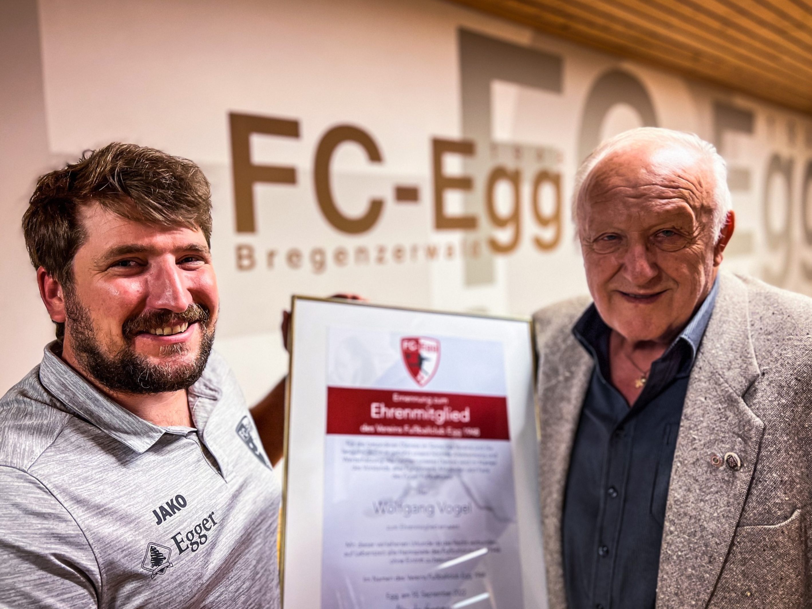 FC Egg Obmann Alexander Hammerer mit dem neuen Ehrenmitglied Wolfgang Vogel