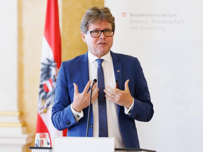 Bildungsminister Martin Polaschek (ÖVP) will mit einem Strategiepapier den Umgang mit Antisemitismus an Schulen verbessern.