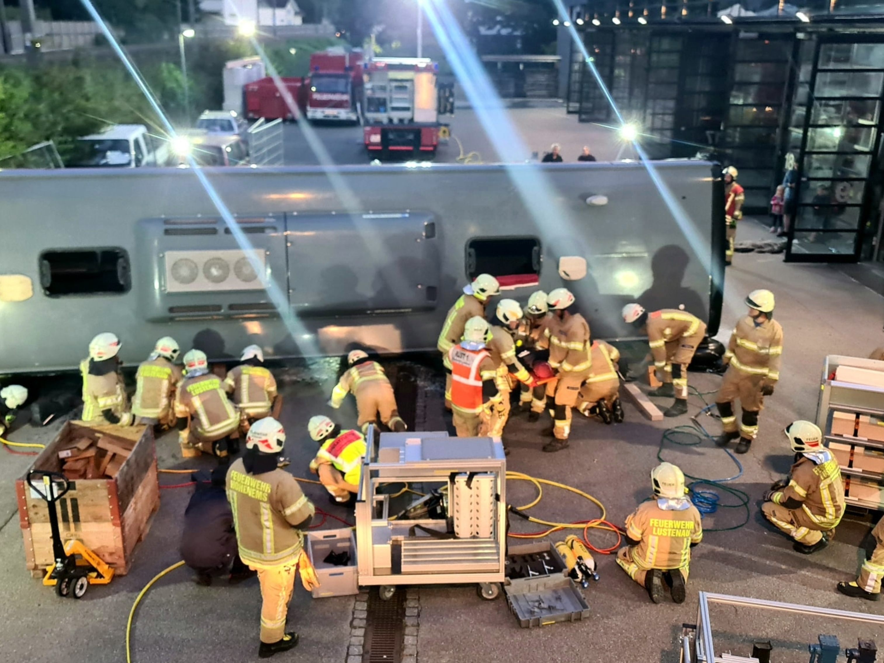 Ein verunfallter Stadtbus galt als Unfallszenario bei einer gemeinsamen Abschnittausbildung Ein verunfallter Stadtbus galt als Unfallszenario bei einer gemeinsamen Abschnittausbildung