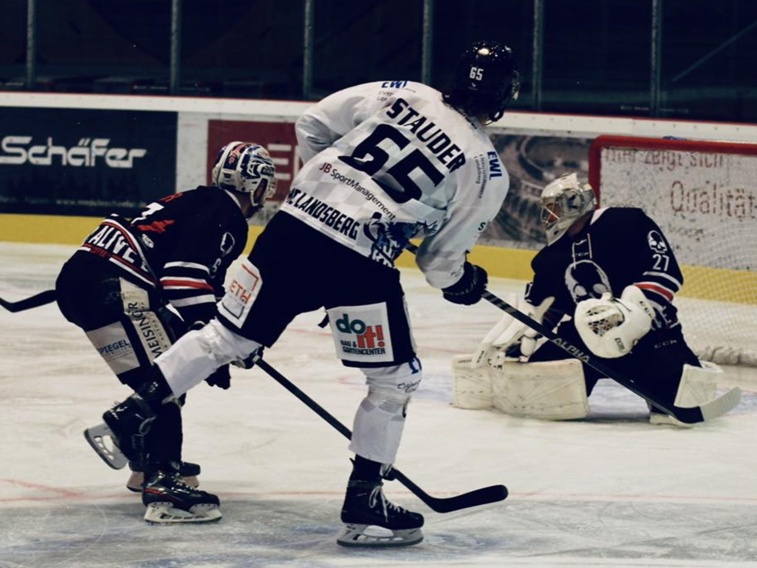 In Landsberg mussten sich die Emser Hockeycracks zum Auftakt in die Pre-Season knapp geschlagen geben In Landsberg mussten sich die Emser Hockeycracks zum Auftakt in die Pre-Season knapp geschlagen geben