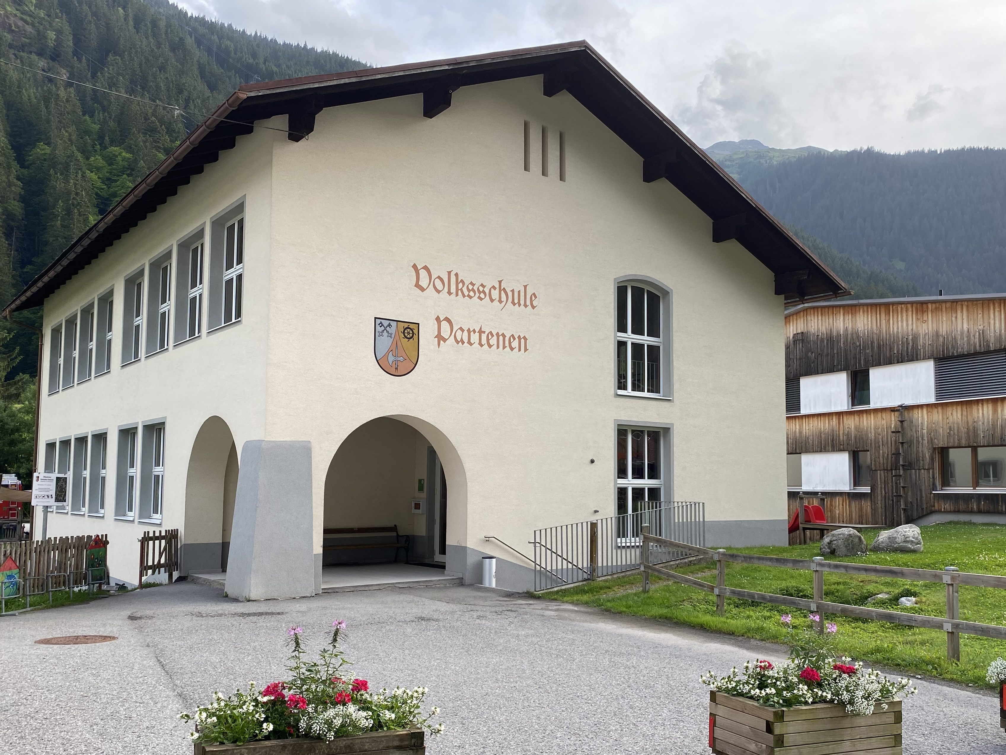 Volksschule Partenen wird vorläufig stillgelegt. Volksschule Partenen wird vorläufig stillgelegt.