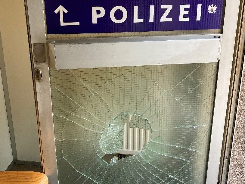 Ein Betrunkener trat eine Tür der Polizeiinspektion in Wien-Mariahilf ein. Ein Betrunkener trat eine Tür der Polizeiinspektion in Wien-Mariahilf ein.