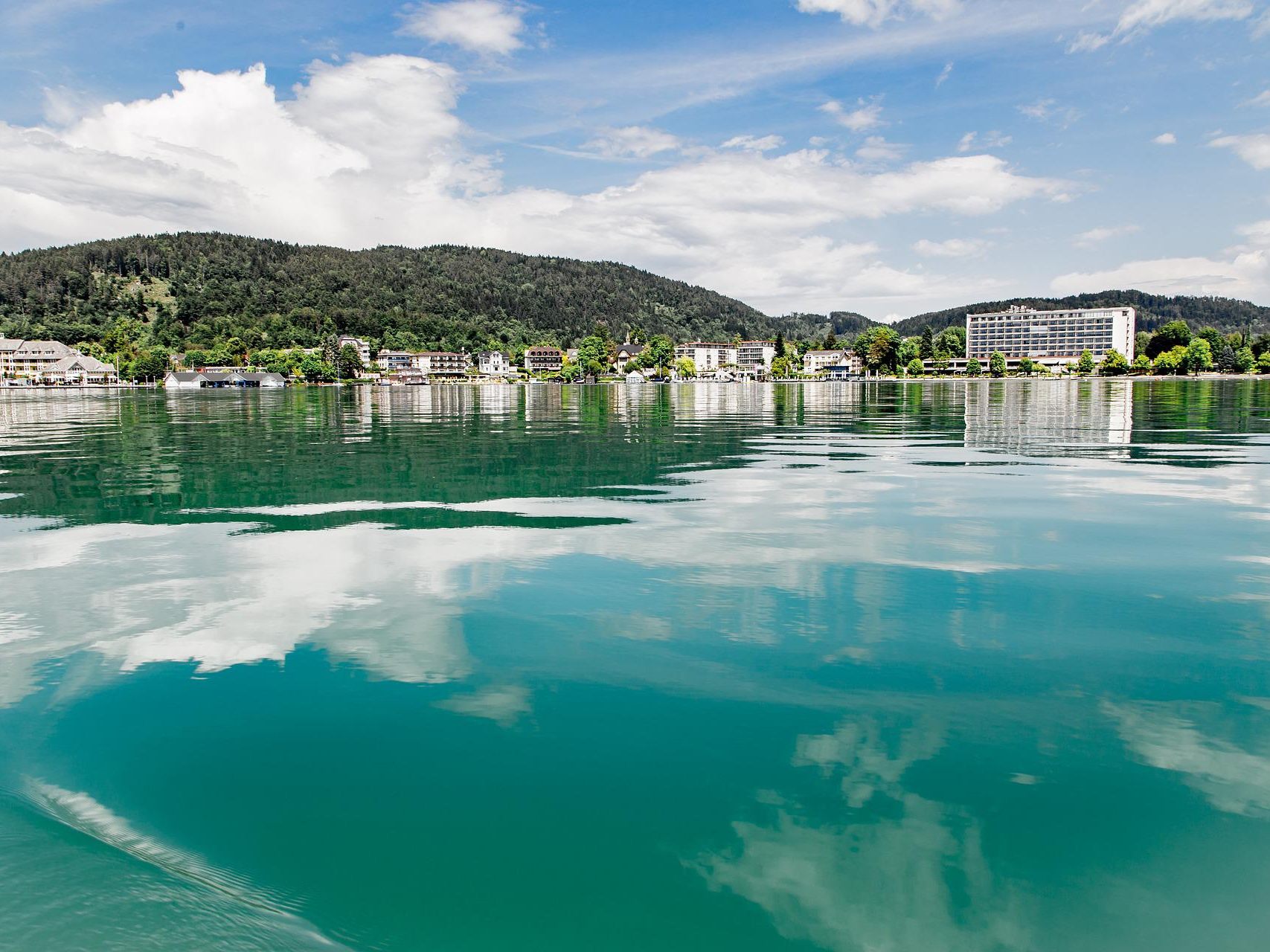 Der Wörthersee ist mit über 2.300 Social Media-Beiträgen der beliebteste Badesee in Österreich.