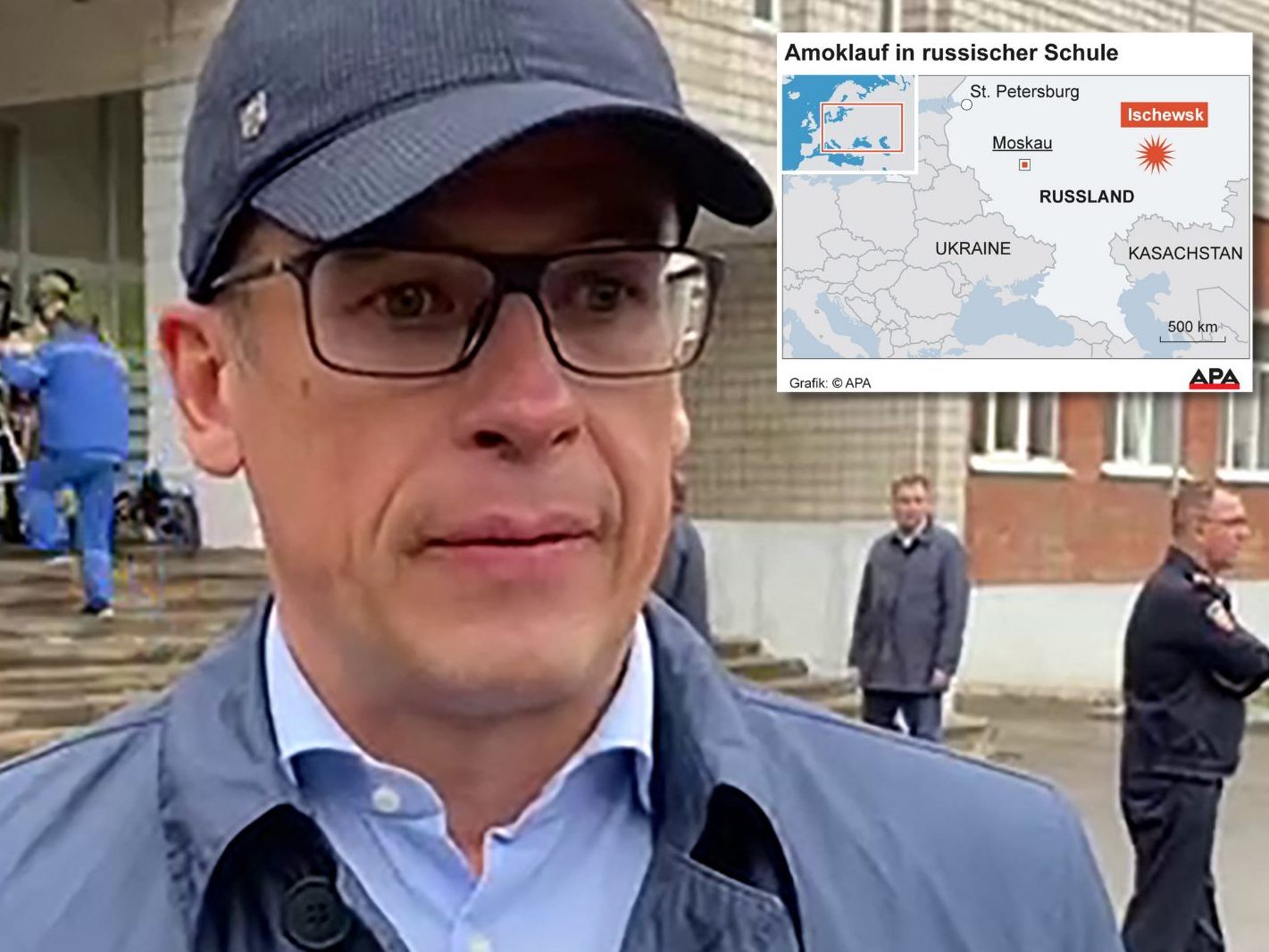 Alexander Brechalov, Gouverneur der Republik Udmurtien, vor der Schule in Ischewsk. Alexander Brechalov, Gouverneur der Republik Udmurtien, vor der Schule in Ischewsk.