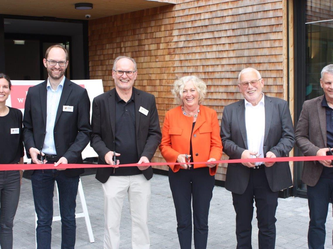 GF Andrea Verstappen, GF Christoph Lenz, Gesellschafter Helmut Lenz, LR Katharina Wiesflecker, Bürgermeister Dietmar Summer und Architekt Dietmar Walser freuen sich über das neue Schmuckstück Weiler Dorfmitte. GF Andrea Verstappen, GF Christoph Lenz, Gesellschafter Helmut Lenz, LR Katharina Wiesflecker, Bürgermeister Dietmar Summer und Architekt Dietmar Walser freuen sich über das neue Schmuckstück Weiler Dorfmitte.