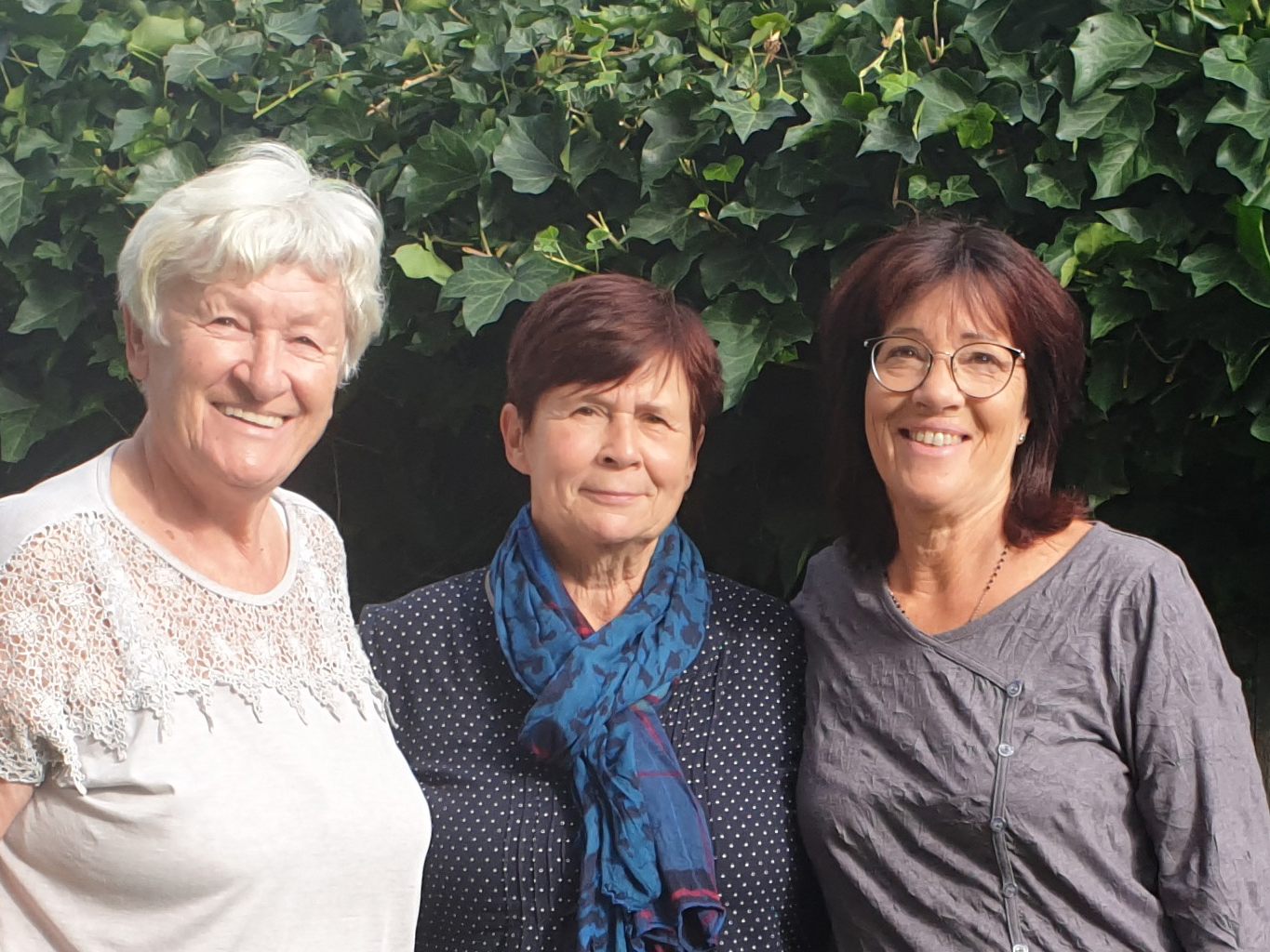 Drei der vier Wegbegleiter:innen: v.li. Magdalena Burtscher, Herma Sutterlüty, Carmen Nachbaur. Drei der vier Wegbegleiter:innen: v.li. Magdalena Burtscher, Herma Sutterlüty, Carmen Nachbaur.