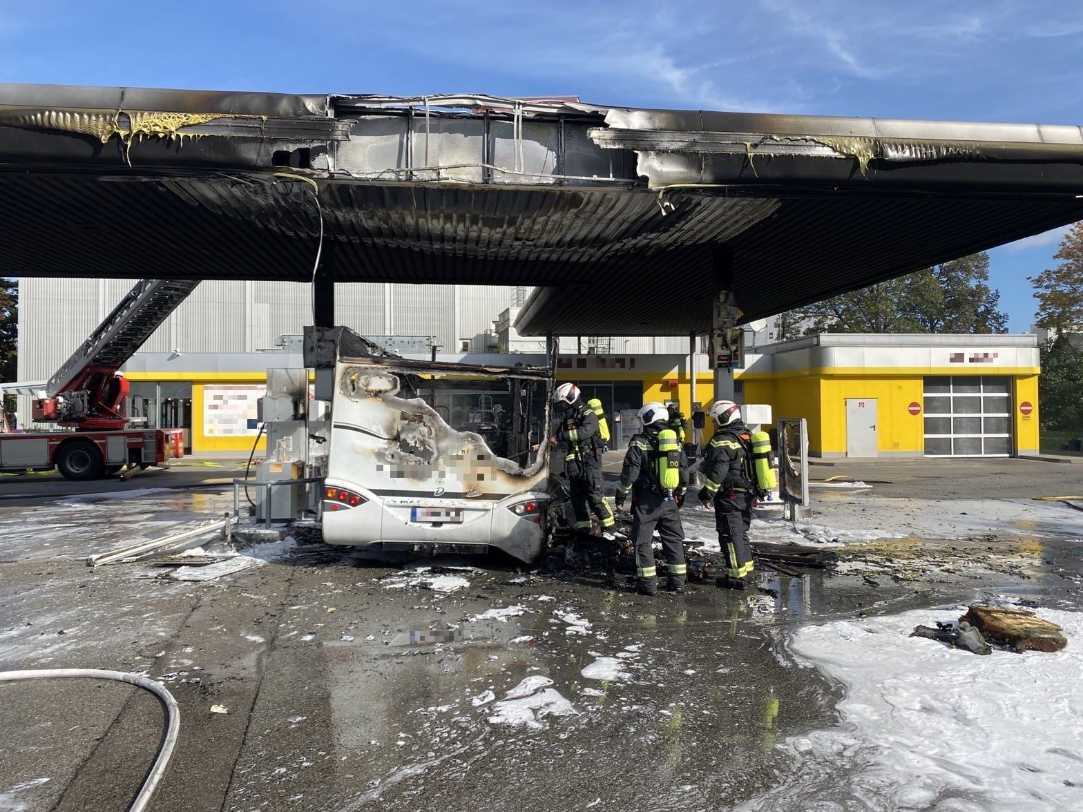 Sonntagvormittag geriet ein Wohnmobil bei einer Wiener Tankstelle in Brand. Sonntagvormittag geriet ein Wohnmobil bei einer Wiener Tankstelle in Brand.