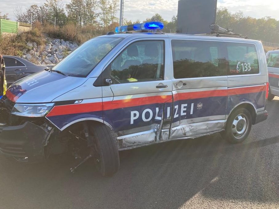 Schlepper krachte nach Flucht auf A4 gegen Polizeiauto. Schlepper krachte nach Flucht auf A4 gegen Polizeiauto.