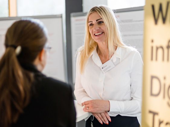 Beim Infoabend der FHV stehen persönliche Beratungsgespräche im Fokus. Credit: FHV/Nina Bröll Beim Infoabend der FHV stehen persönliche Beratungsgespräche im Fokus. Credit: FHV/Nina Bröll