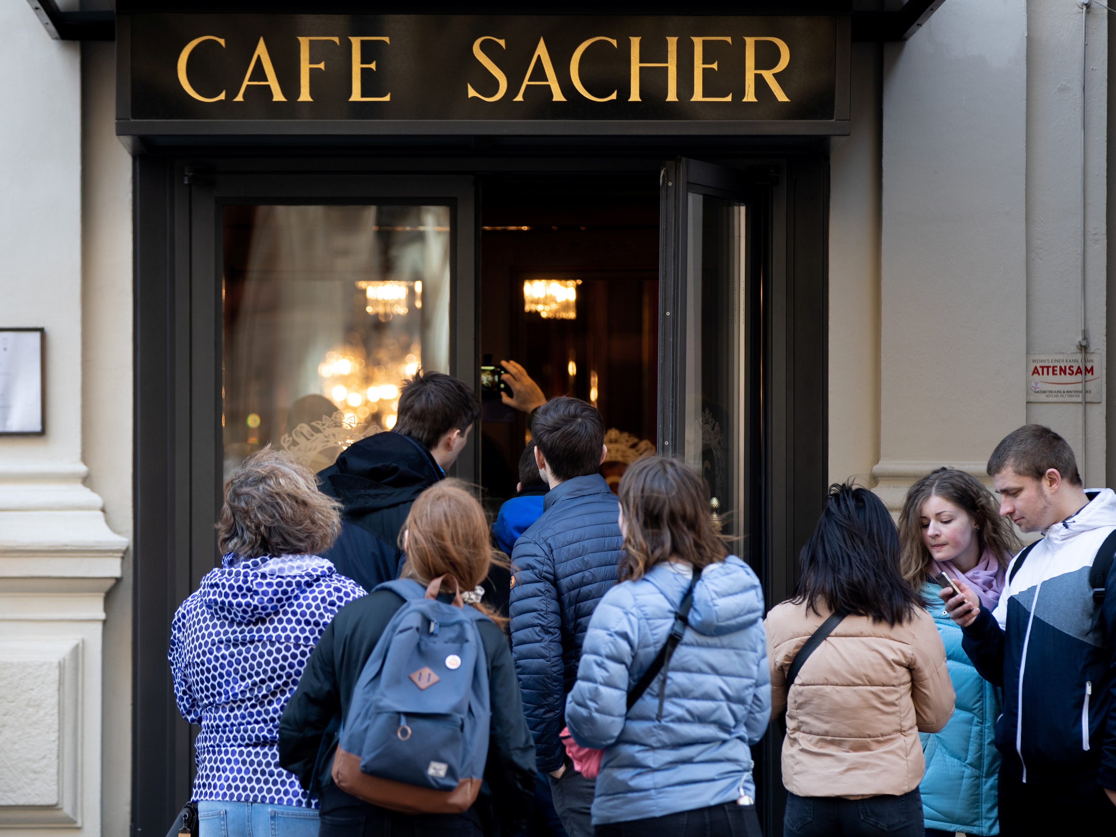 In Triest wird heuer noch erstes Café Sacher eröffnet.