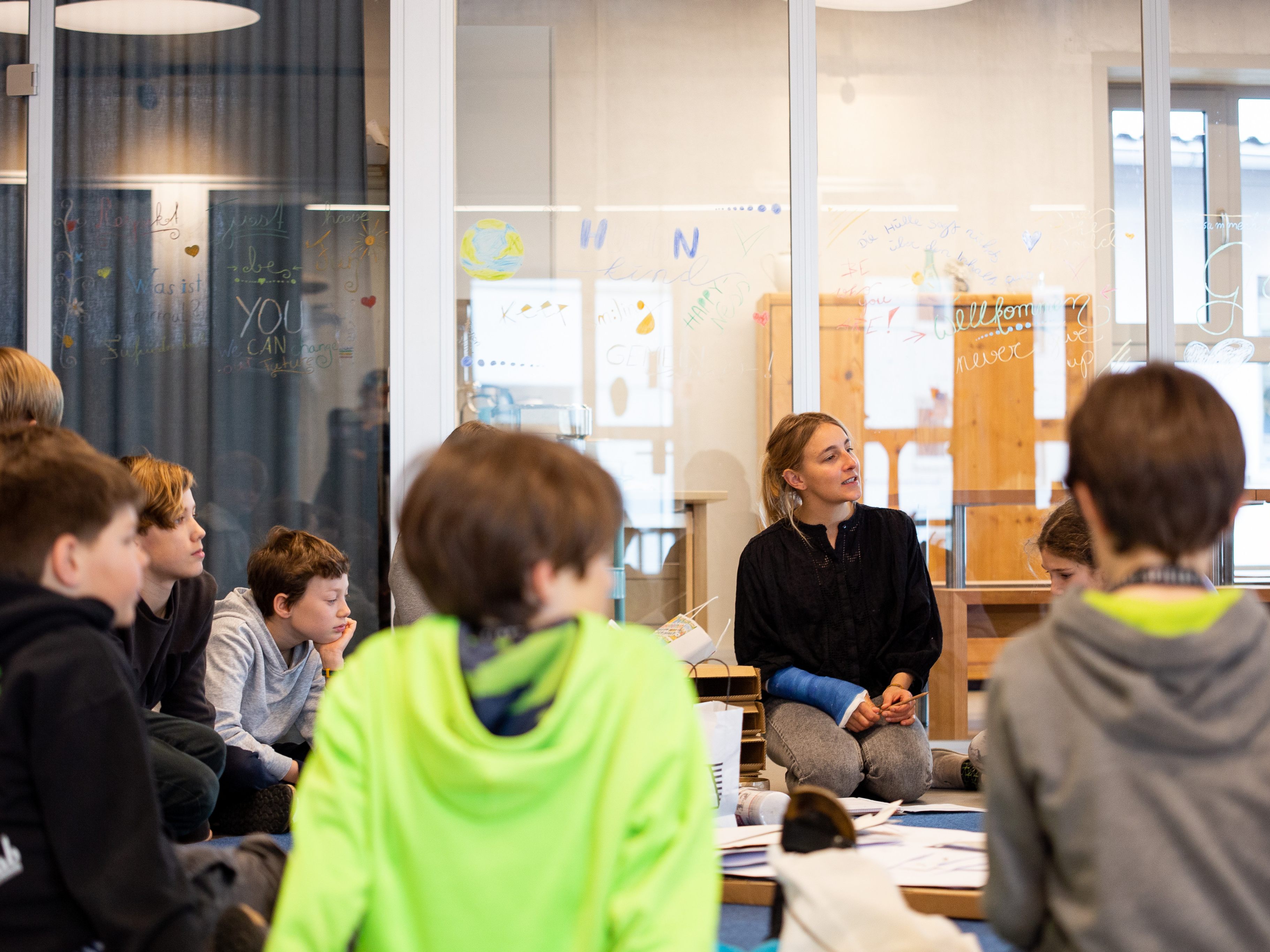 Pädagogen und Schüler zeigen den Besuchern ihre Lernräume.