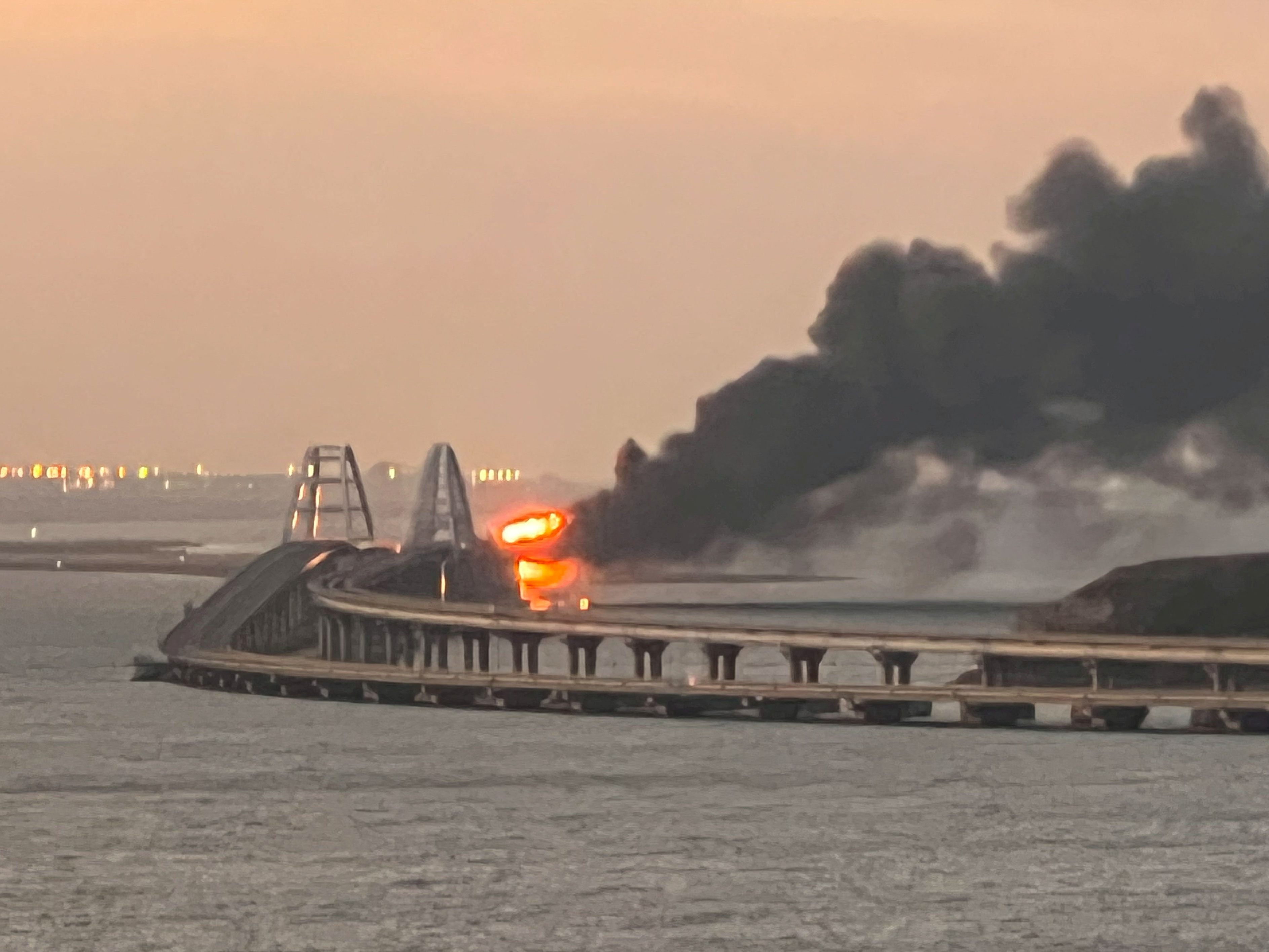 Rückschlag für Putin: Die Explosion auf der Krim-Brücke. Rückschlag für Putin: Die Explosion auf der Krim-Brücke.