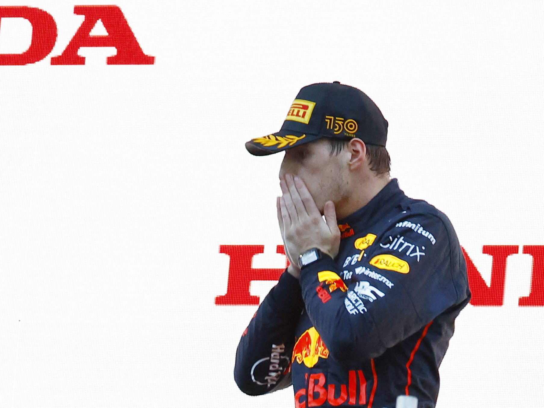 Fassungslos: Max Verstappen ist Weltmeister. Fassungslos: Max Verstappen ist Weltmeister.