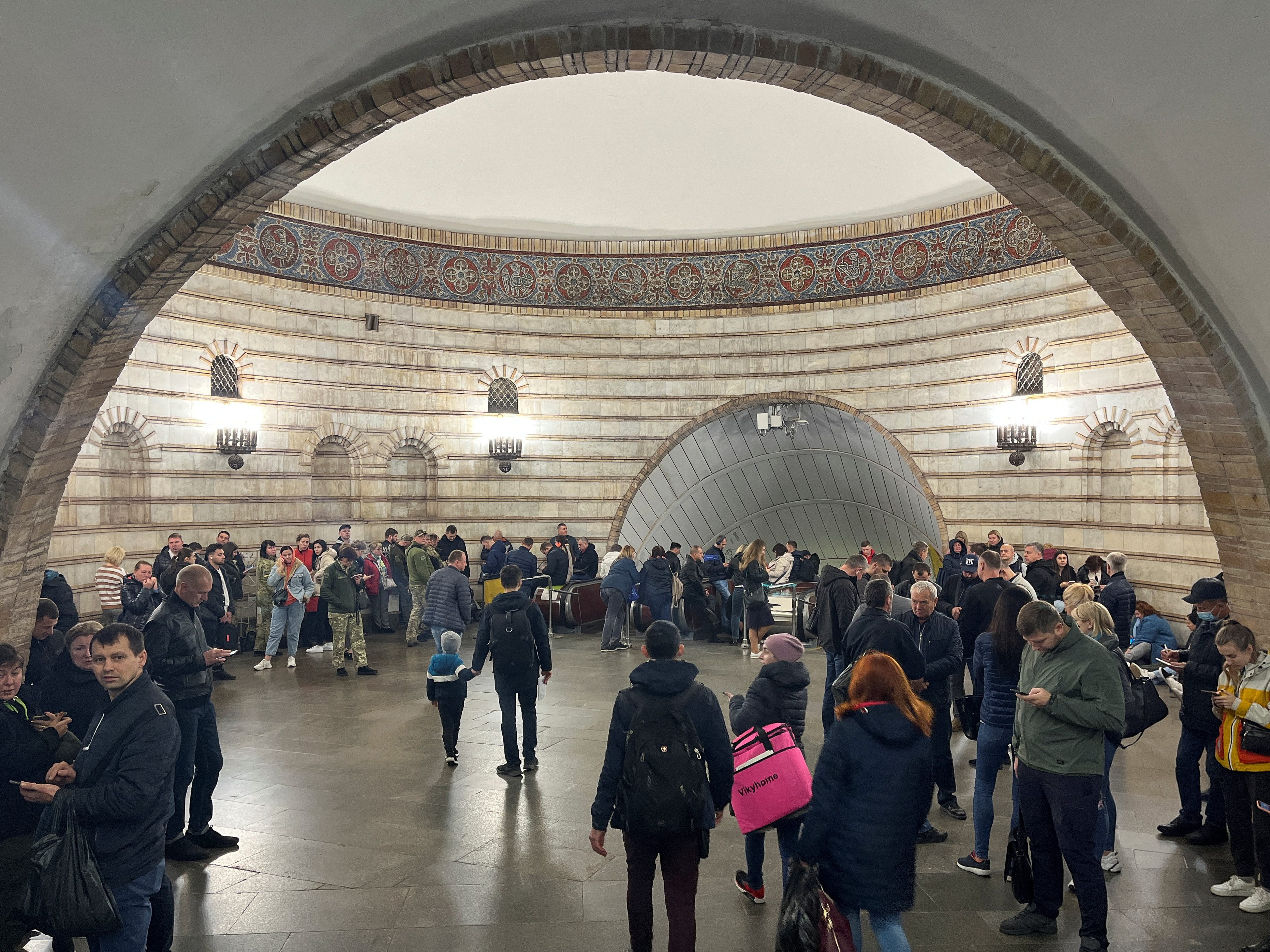 In Kiew suchen die Menschen während der Raketenangriffe Schutz in den U-Bahnstationen.