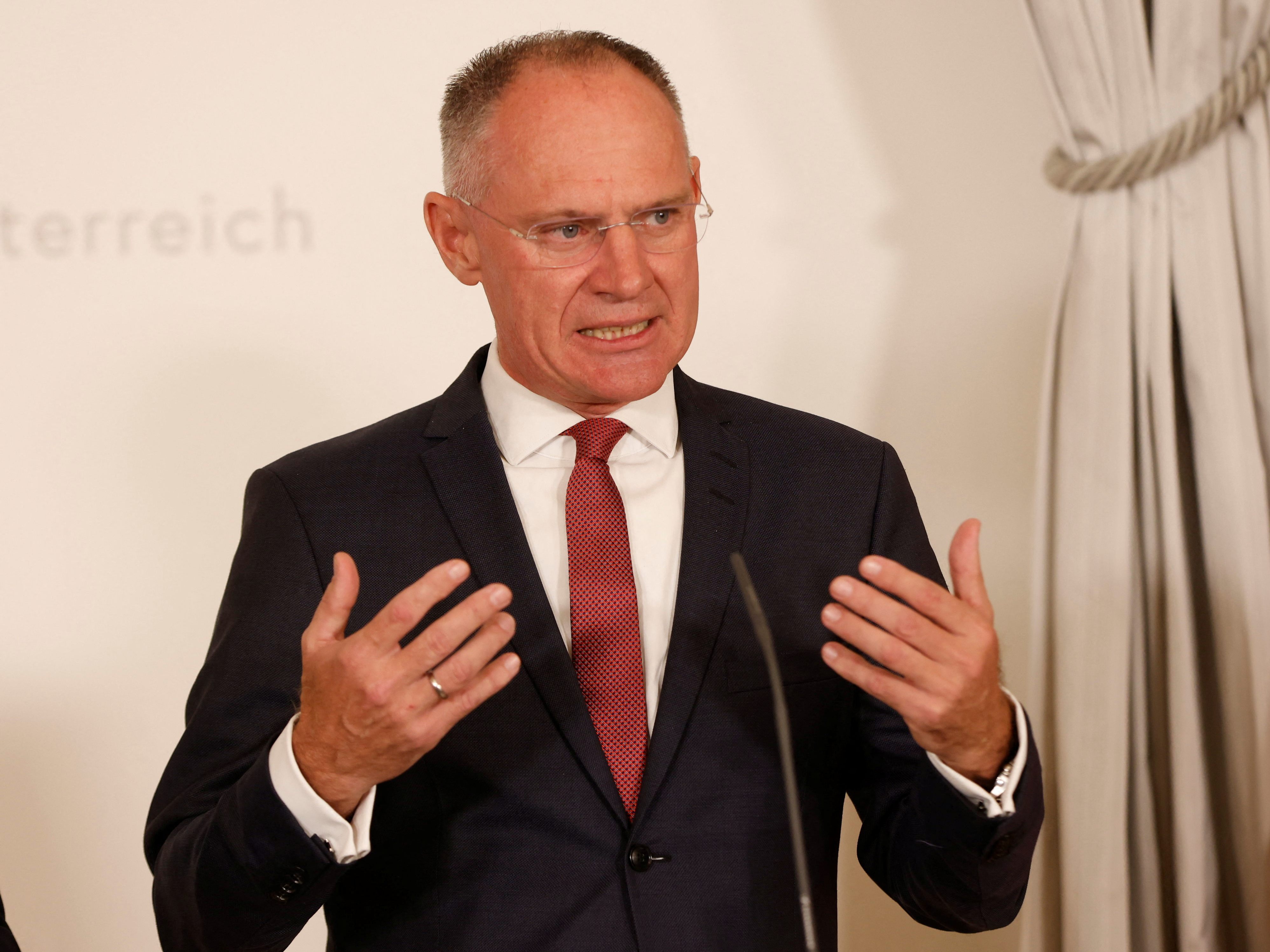 Innenminister Karner will den Kampf gegen die Schlepperei und illegale Migration, gegen Terrorismus und jede Form von Extremismus sowie gegen Cybercrime vorantreiben. Innenminister Karner will den Kampf gegen die Schlepperei und illegale Migration, gegen Terrorismus und jede Form von Extremismus sowie gegen Cybercrime vorantreiben.