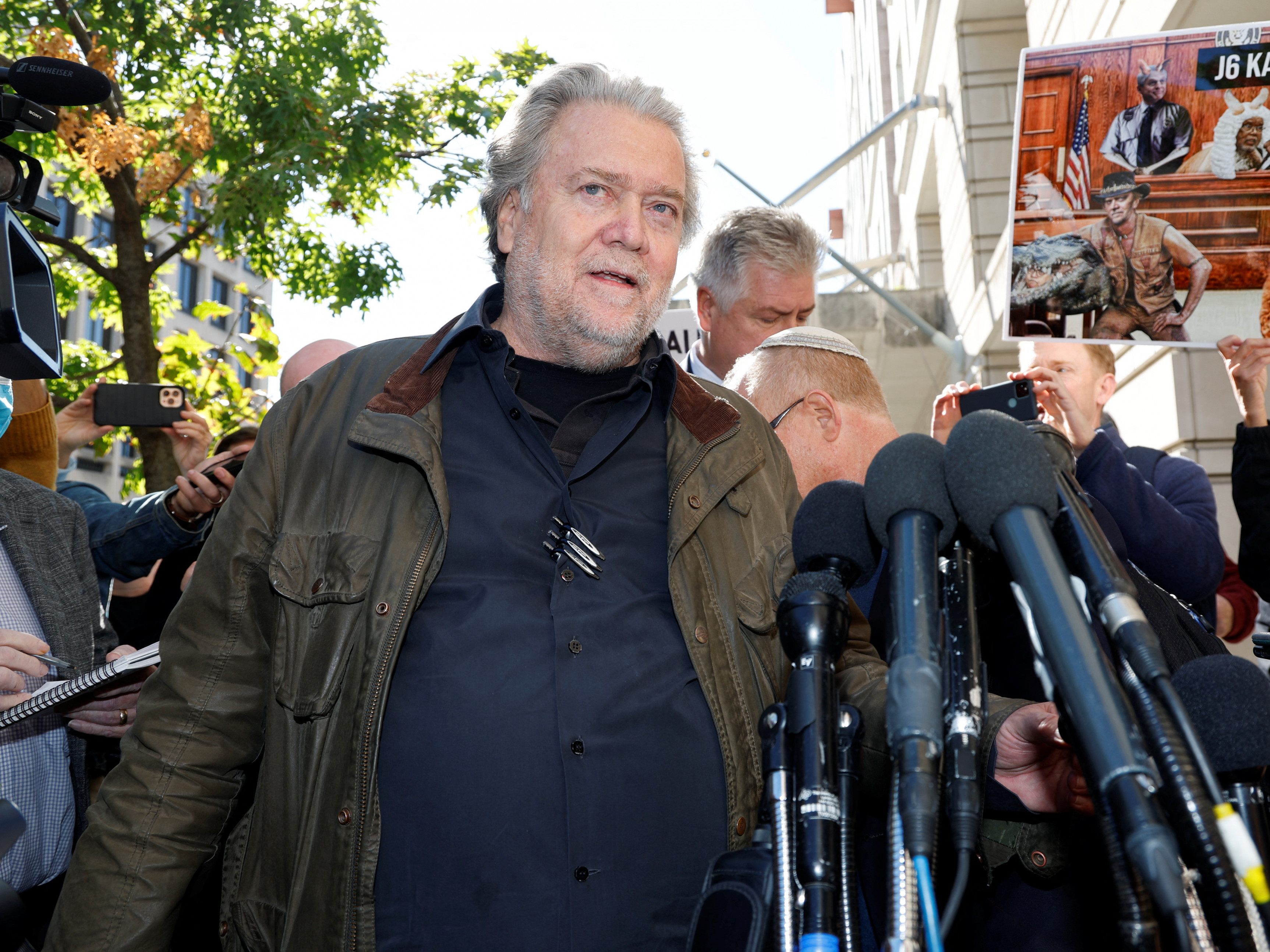 Der Ex-Trump-Berater Steve Bannon wurde am Freitag zu vier Monaten Haft verurteilt.