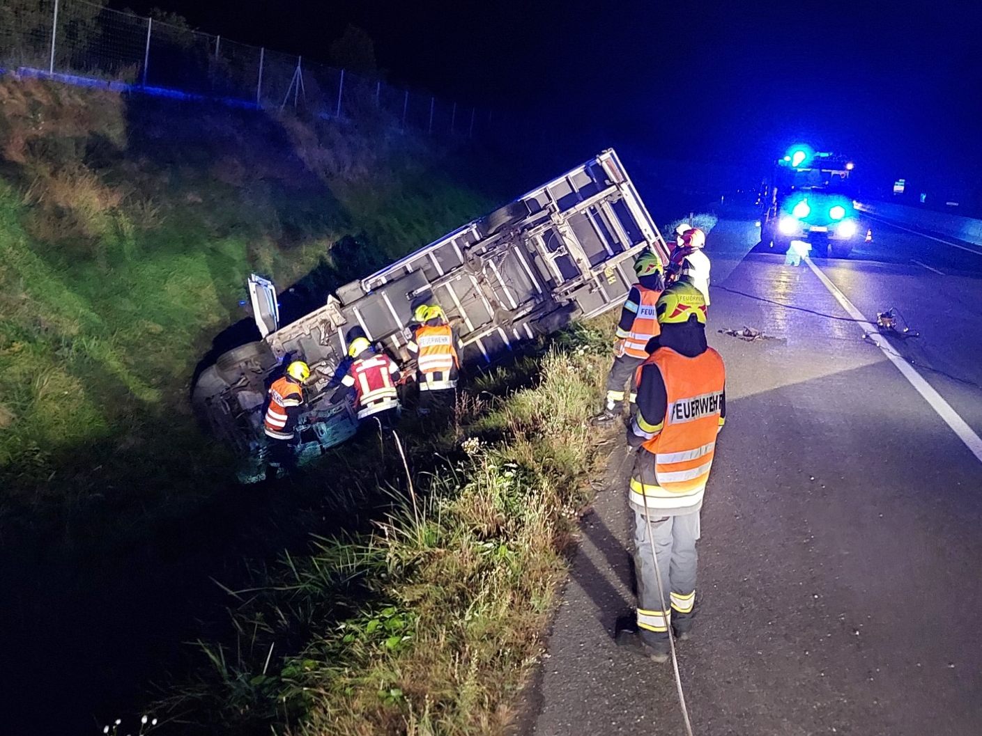 Die Bergung des Klein-Lkw gestaltete sich für die Einsatzkräfte schwierig.