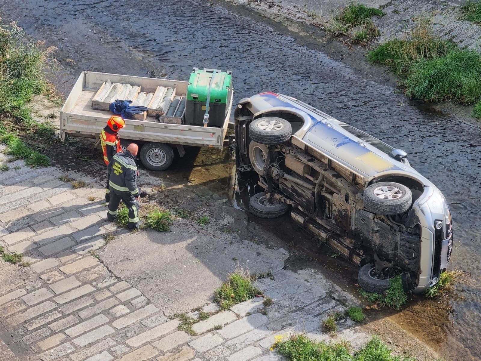 Fahrer von Pkw verlor Kontrolle über Fahrzeug, Pkw stürzte in Rudolfsheim-Fünfhaus in Wienfluss.