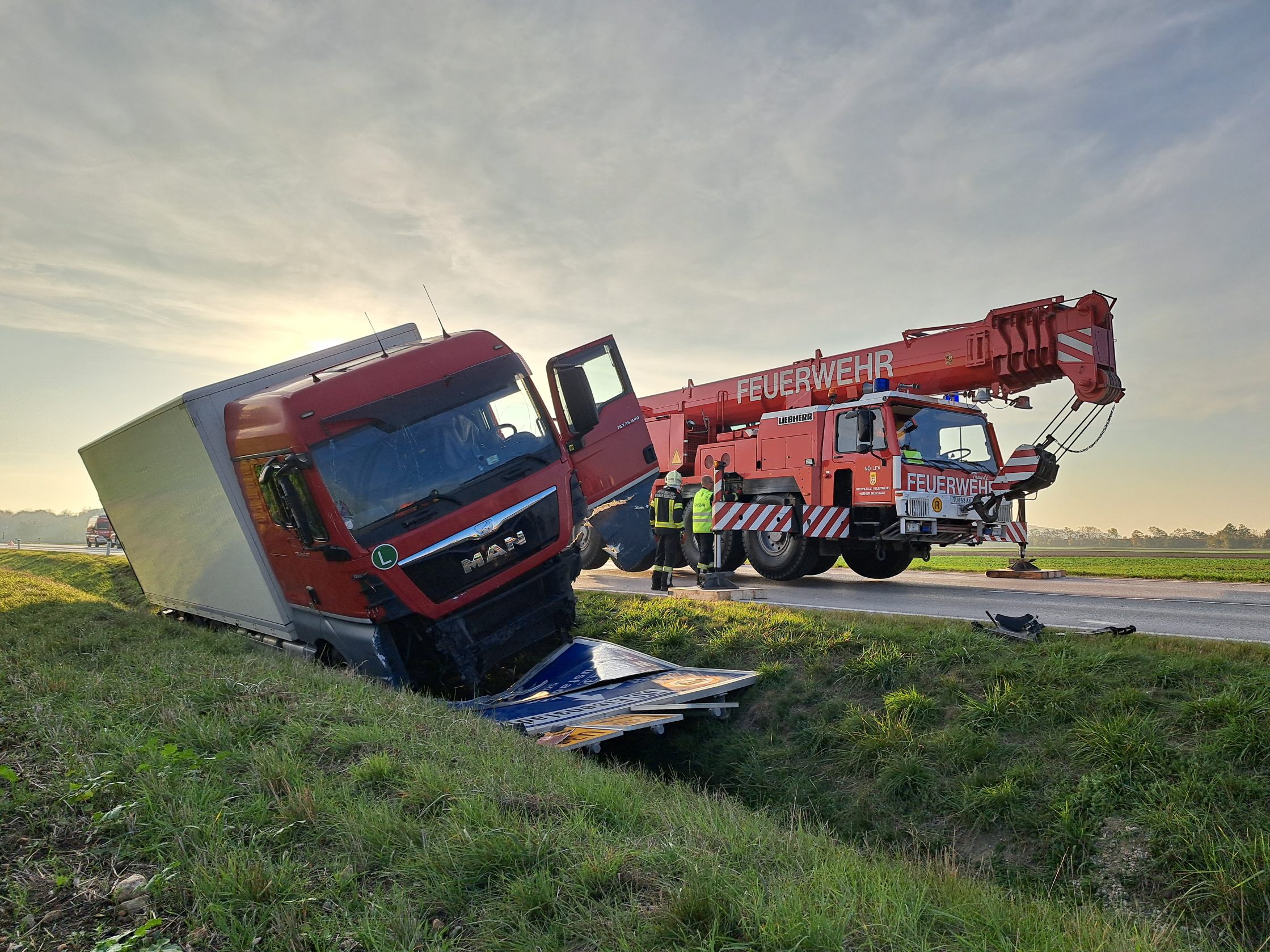 Die Freiwillige Feuerwehr Wiener Neustadt unterstütze am Donnerstagnachmittag die Kollegen im Burgenland bei der Bergung eines Lkws. Die Freiwillige Feuerwehr Wiener Neustadt unterstütze am Donnerstagnachmittag die Kollegen im Burgenland bei der Bergung eines Lkws.