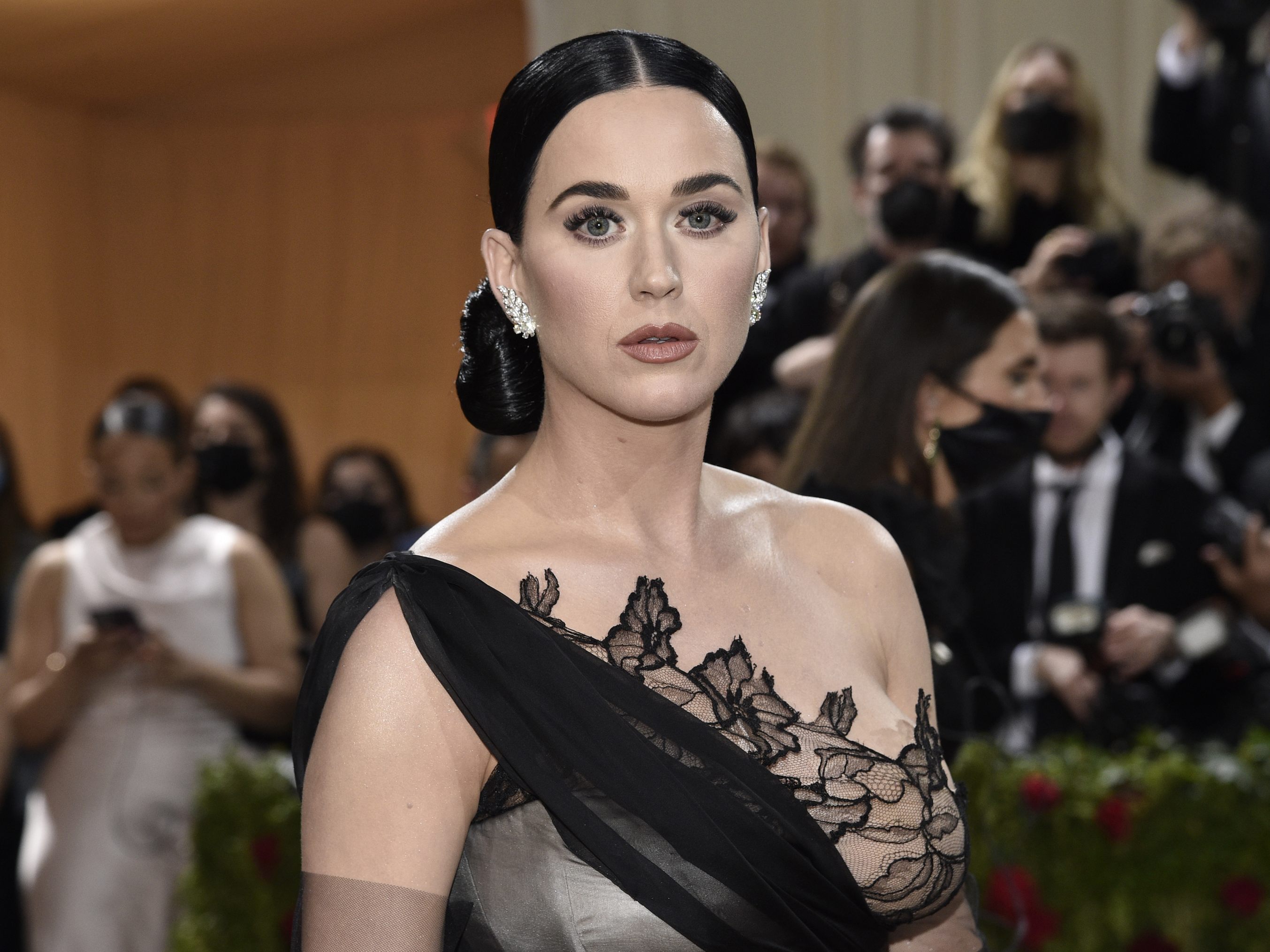 Fans machen sich sorgen um Katy Perry. Die Sängerin verlor in einem Video-Auftritt die Kontrolle über ihr Auge.
